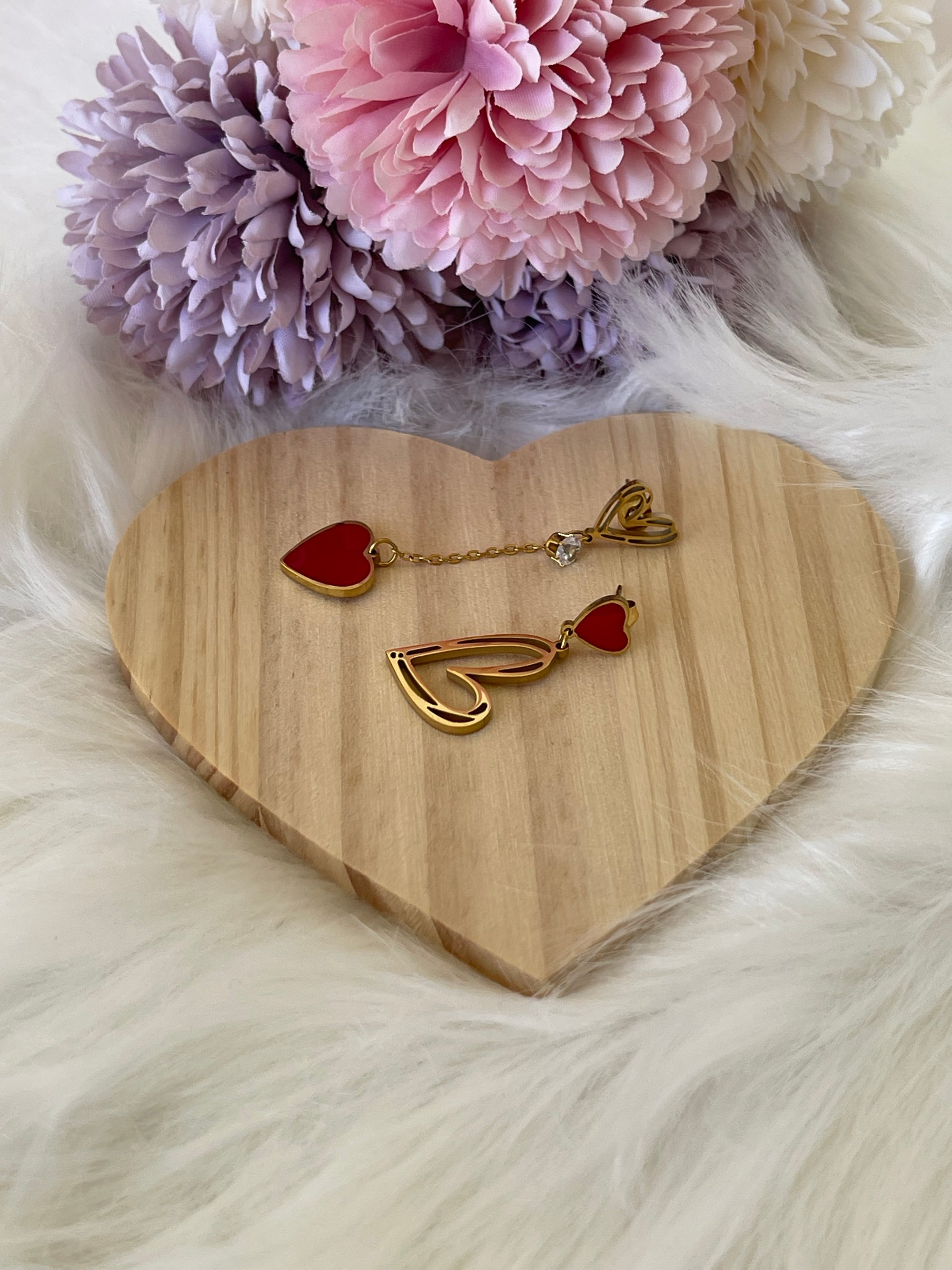 Orecchini Chloé Cuore Asimmetrici in Acciaio Inossidabile – Oro e Rosso Smaltato, Design Moderno e Leggero