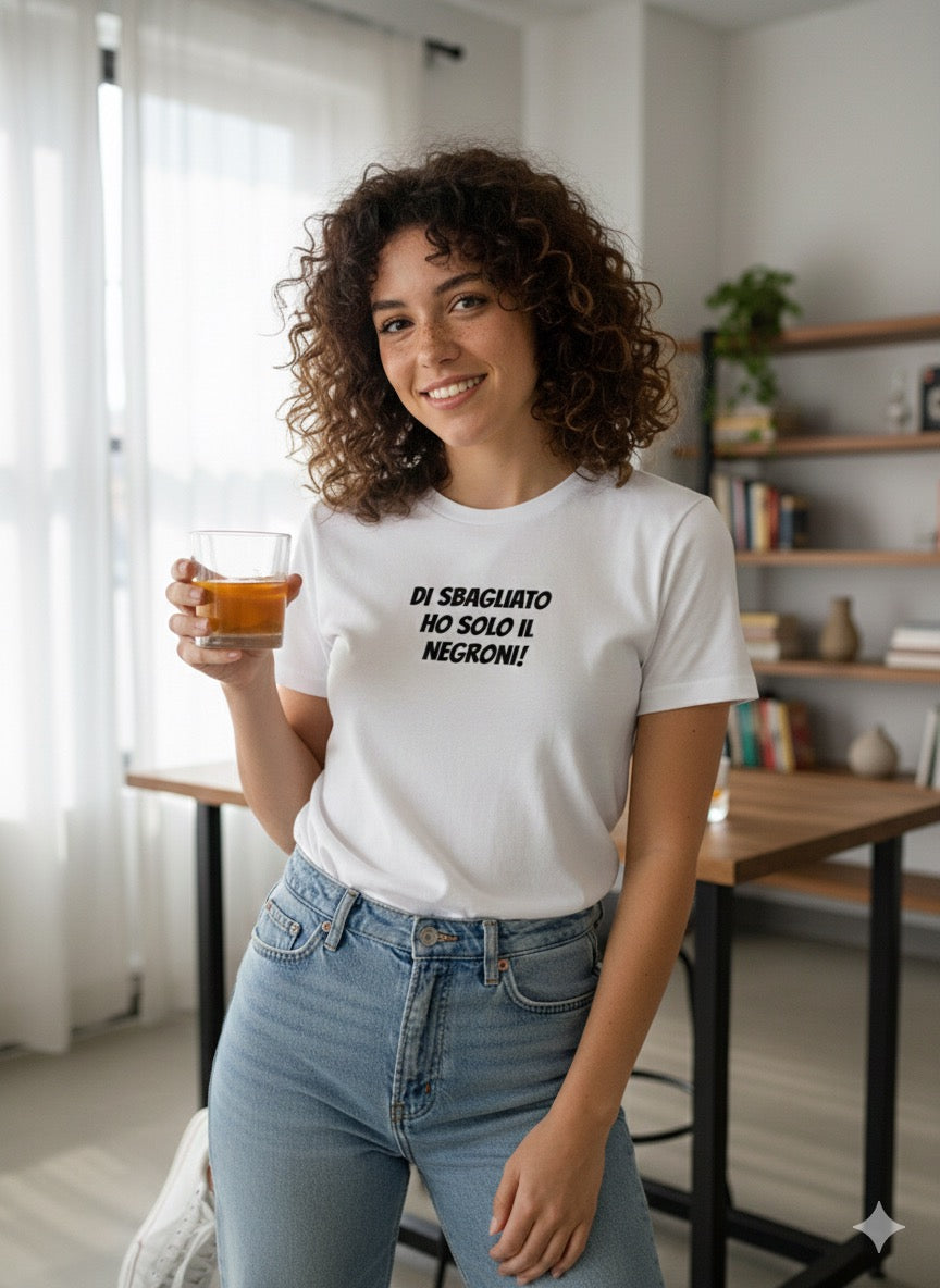 T-Shirt "Di Sbagliato Ho Solo Il Negroni!" – L'Ironia Chic del Cocktail Perfetto