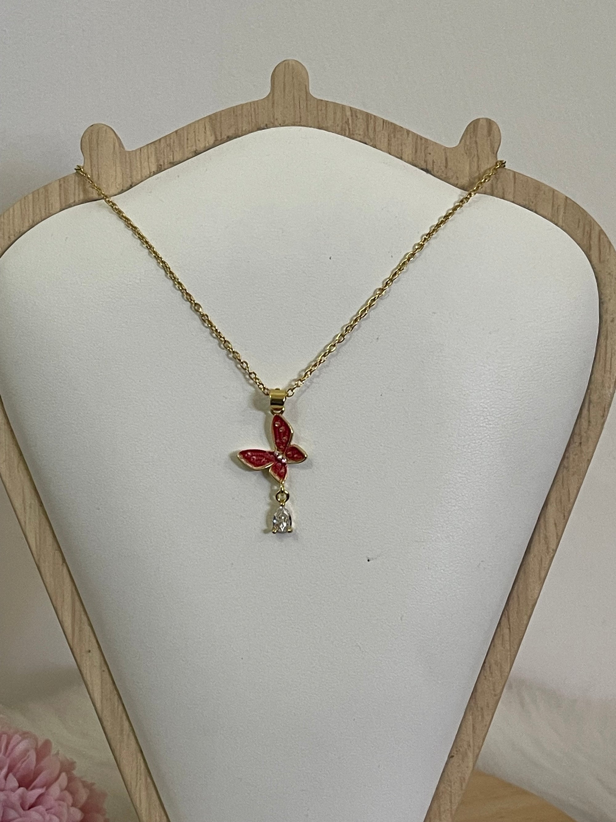 Collana Metamorfosi in Acciaio Dorato con Farfalla e Punto Luce