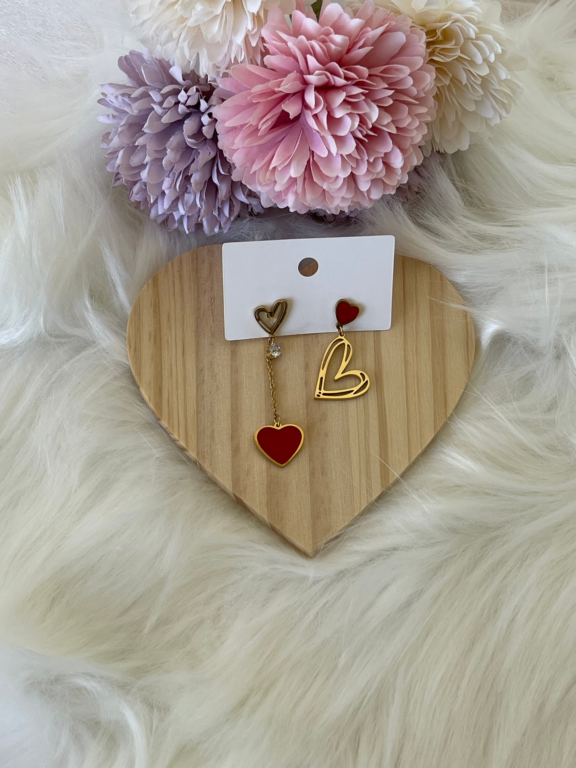 Orecchini Chloé Cuore Asimmetrici in Acciaio Inossidabile – Oro e Rosso Smaltato, Design Moderno e Leggero