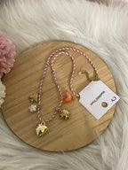 Collana Aura Summer Charm Estiva in Acciaio Inossidabile - Girocollo Cordino Intrecciato Rosa con Ciondoli Sole, Cuore e Fiore
