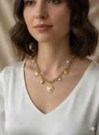 Collana Aura Statement in Acciaio Inossidabile - Catenina a Maglie con Charms Sacro Cuore, Sole e Perle