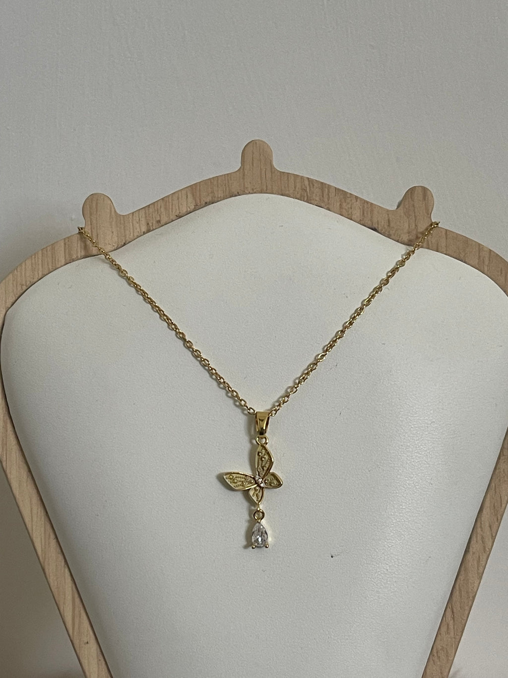 Collana Metamorfosi in Acciaio Dorato con Farfalla e Punto Luce