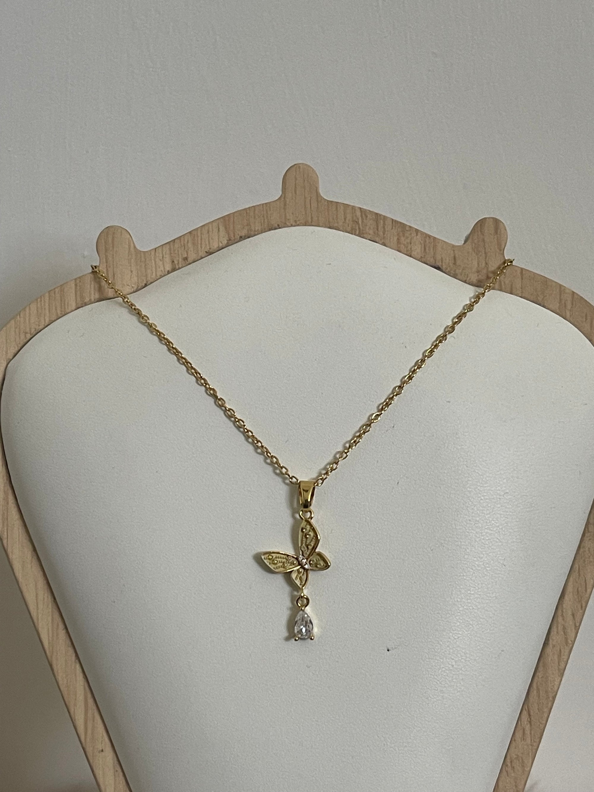 Collana Metamorfosi in Acciaio Dorato con Farfalla e Punto Luce