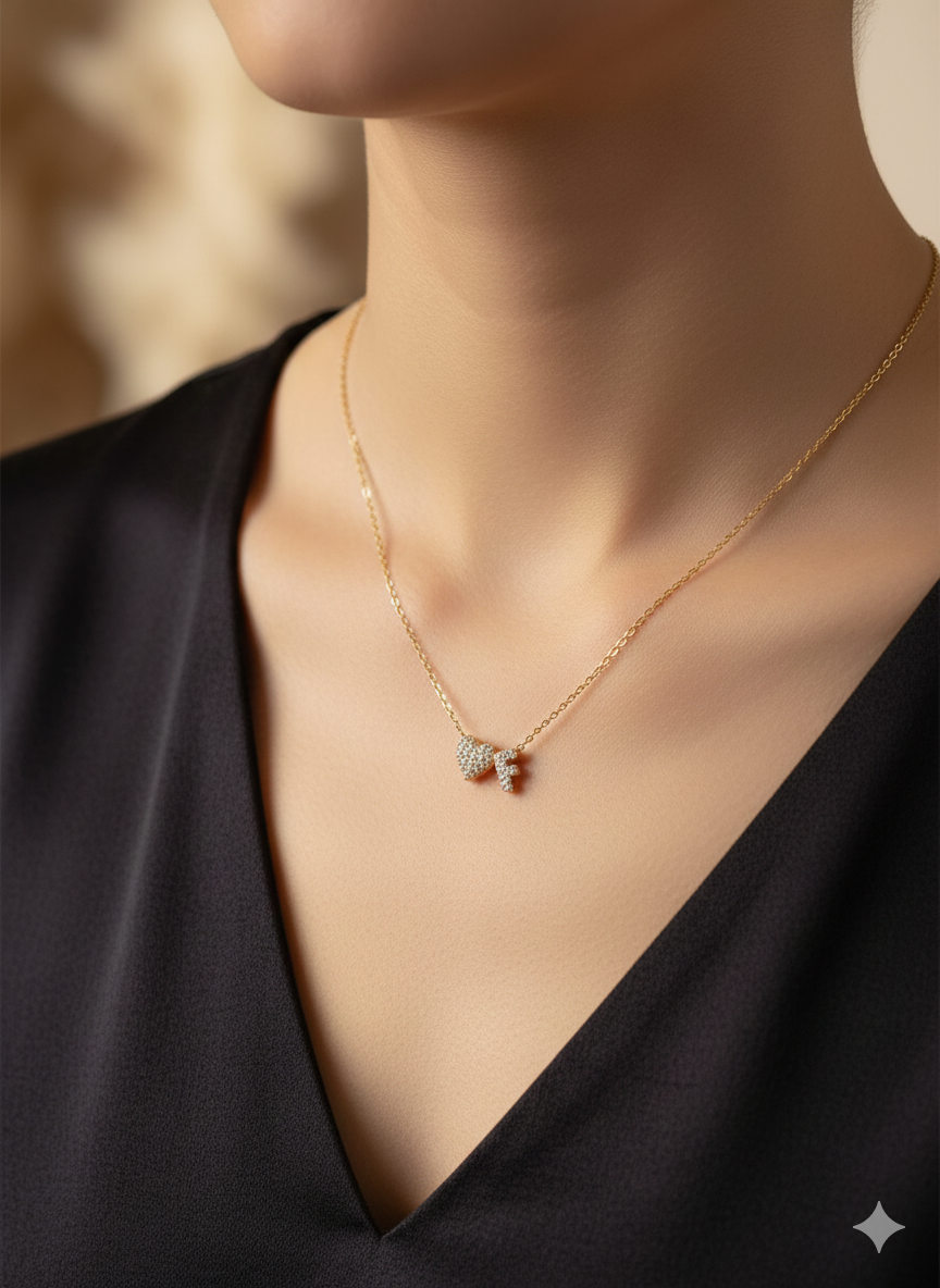 Collana Essenza Cuore e Iniziale F in Acciaio Inossidabile - Dettagli Luminosi