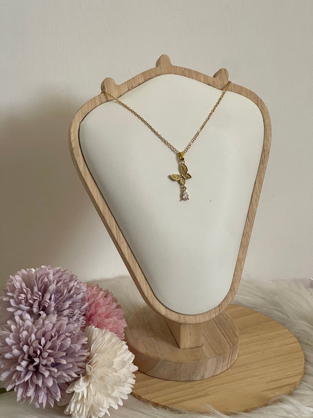 Collana Metamorfosi in Acciaio Dorato con Farfalla e Punto Luce
