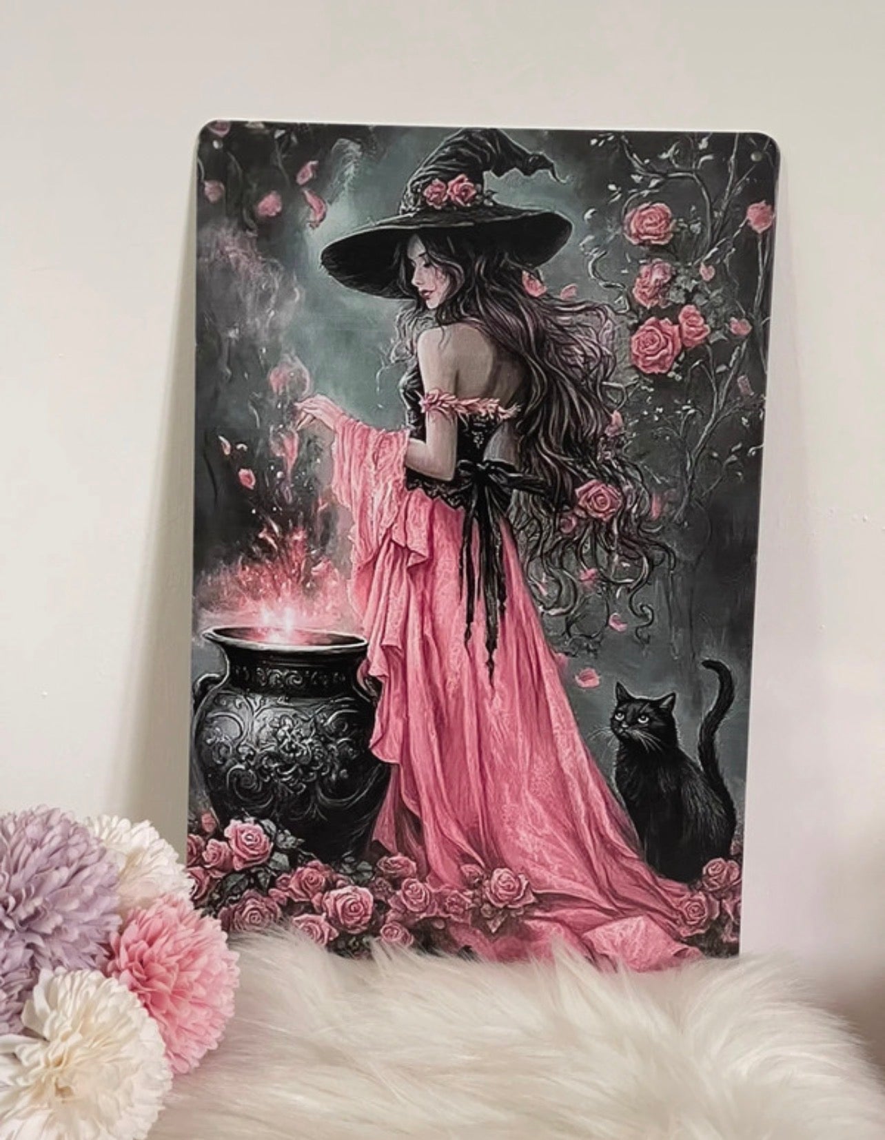 Targa in Metallo Vintage Strega con Rose e Gatto Nero - Decorazione Parete Gotica e Fantasy (20x30cm)