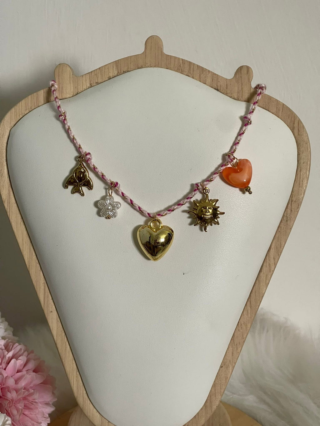 Collana Aura Summer Charm Estiva in Acciaio Inossidabile - Girocollo Cordino Intrecciato Rosa con Ciondoli Sole, Cuore e Fiore