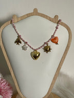 Collana Aura Summer Charm Estiva in Acciaio Inossidabile - Girocollo Cordino Intrecciato Rosa con Ciondoli Sole, Cuore e Fiore