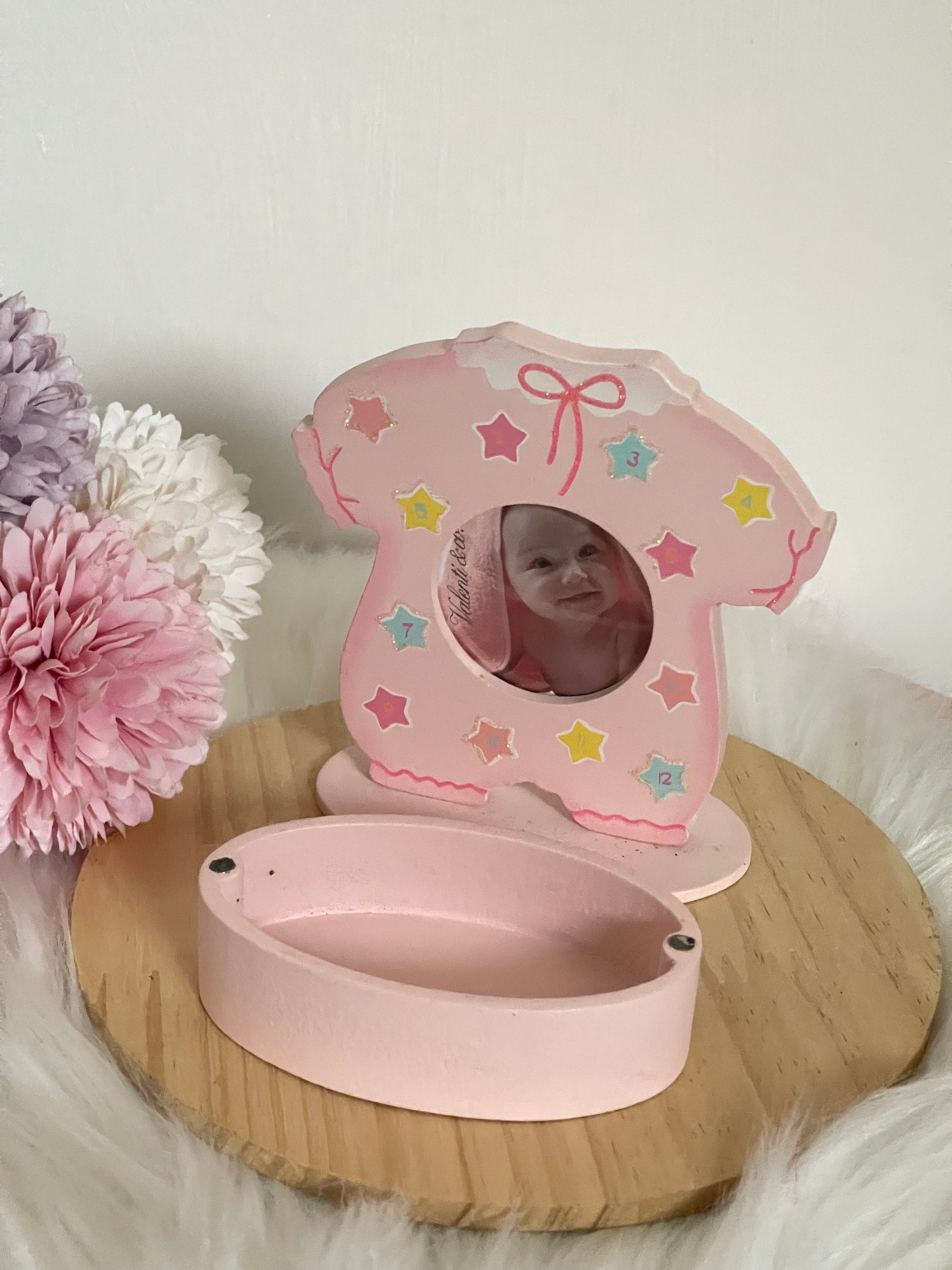 Portafoto Neonato con Scatola Portagioie a forma di Body Rosa – Valenti & Co.