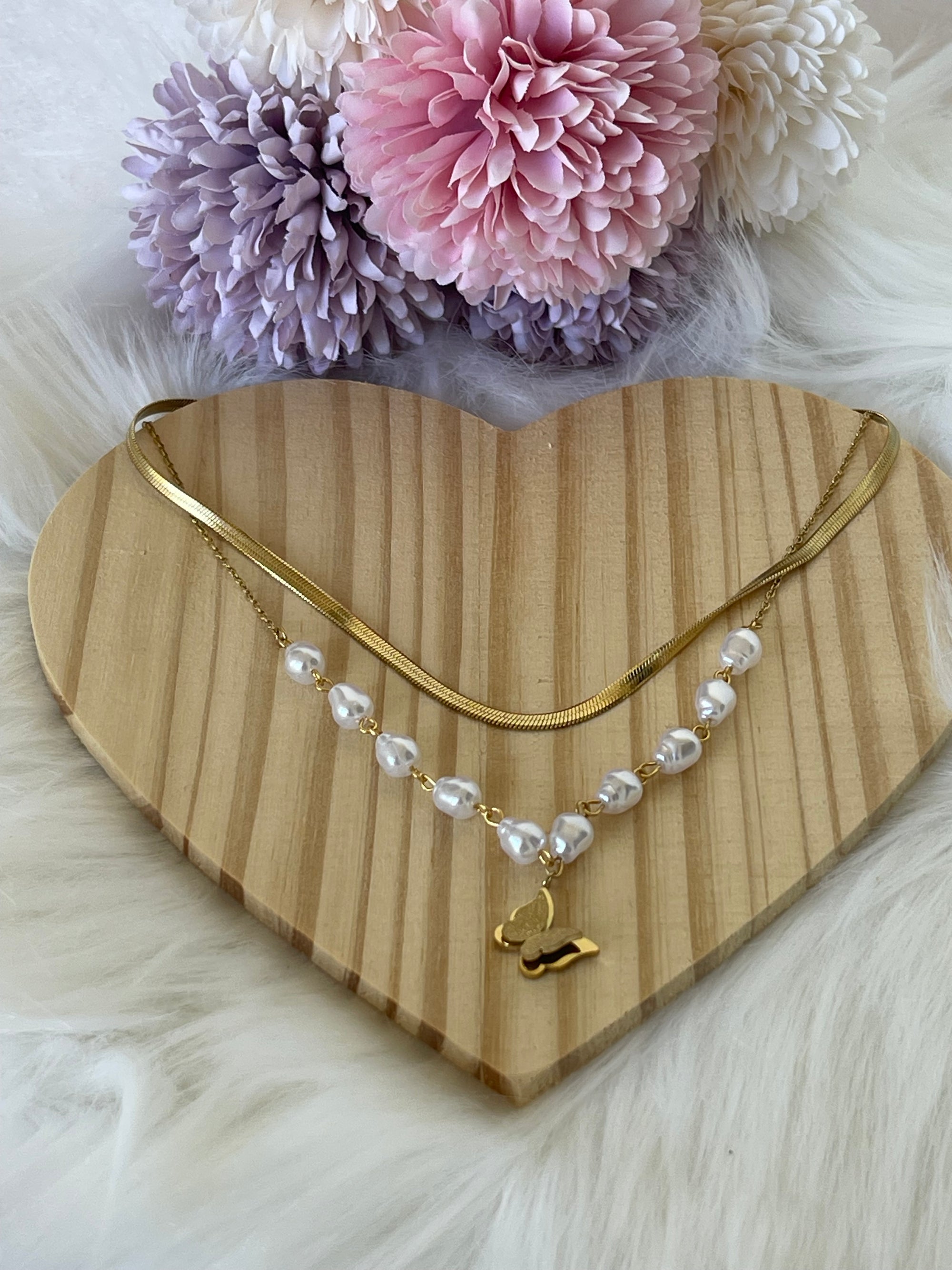 Collana Lyra in Acciaio Dorato con Perle Barocche e Ciondolo Farfalla