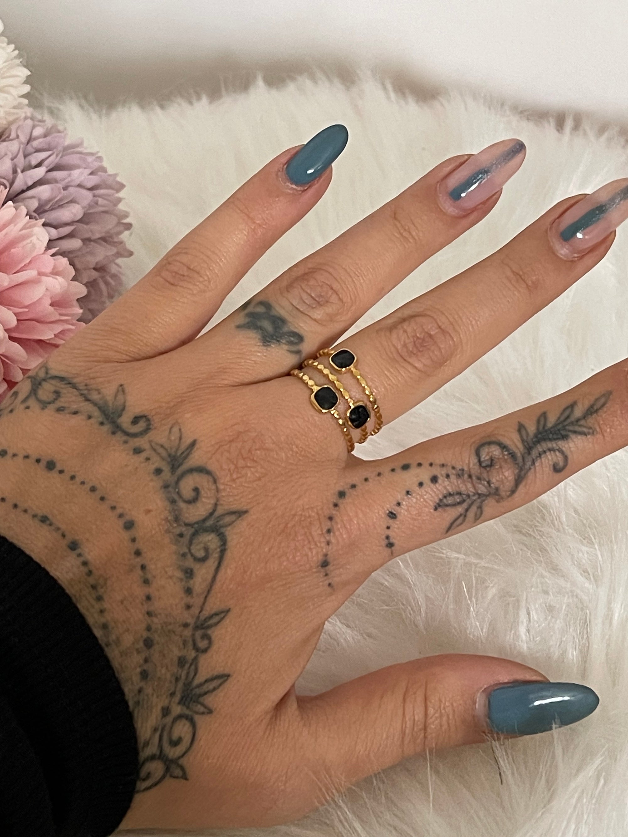 Anello Melania Regolabile in Acciaio Inossidabile con Effetto Pietre Nere - Stile Sofisticato per Tutti