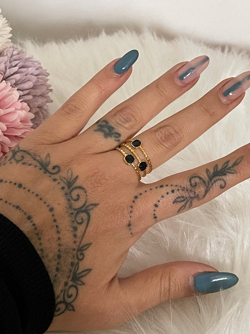 Anello Melania Regolabile in Acciaio Inossidabile con Effetto Pietre Nere - Stile Sofisticato per Tutti