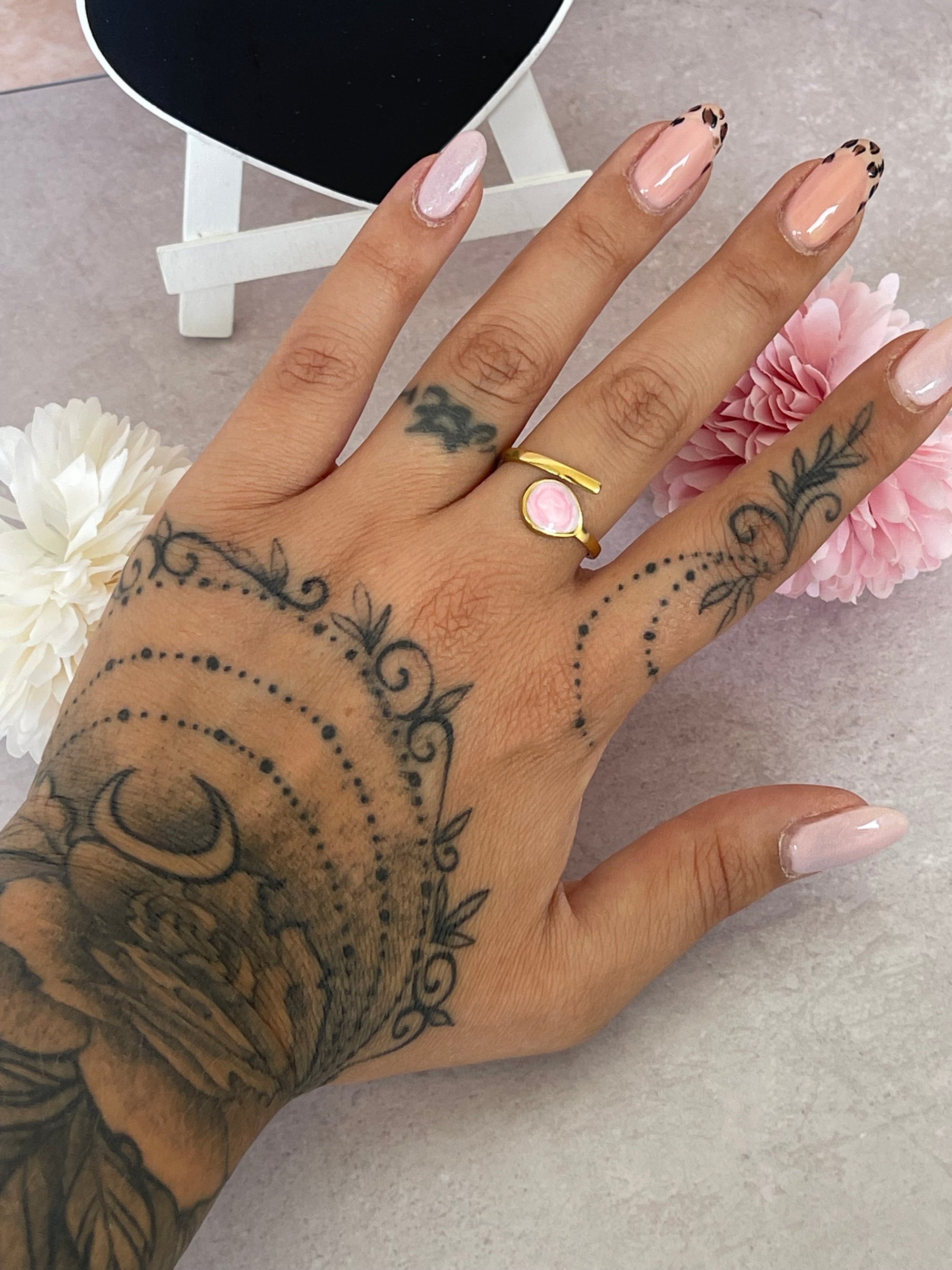 Anelli Lunaria regolabili in acciaio dorato con effetto pietre colorate – Eleganza e stile personalizzabile