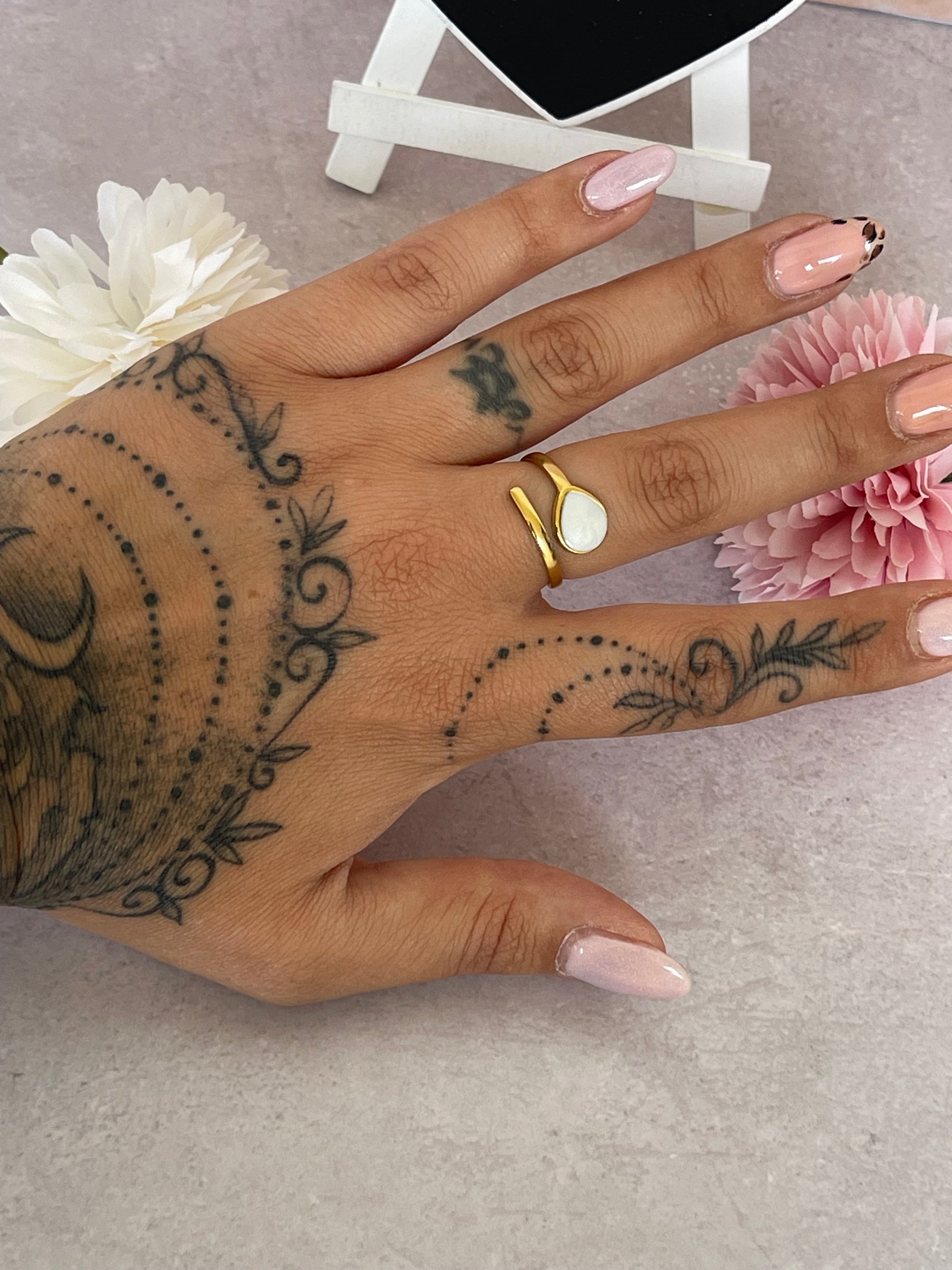 Anelli Lunaria regolabili in acciaio dorato con effetto pietre colorate – Eleganza e stile personalizzabile