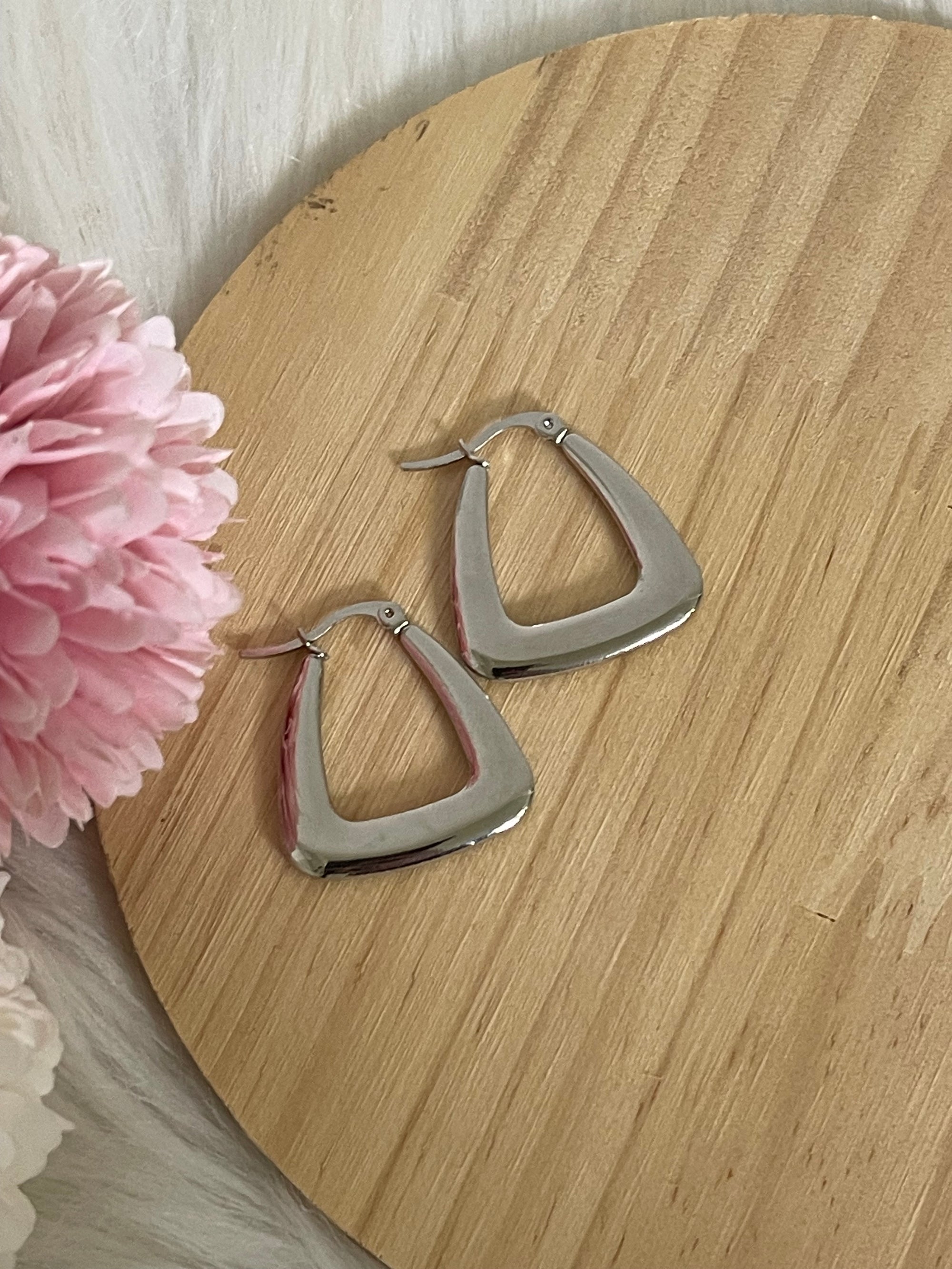 Orecchini Kyoto – Cerchi Geometrici a Triangolo in Acciaio Inox Minimalisti