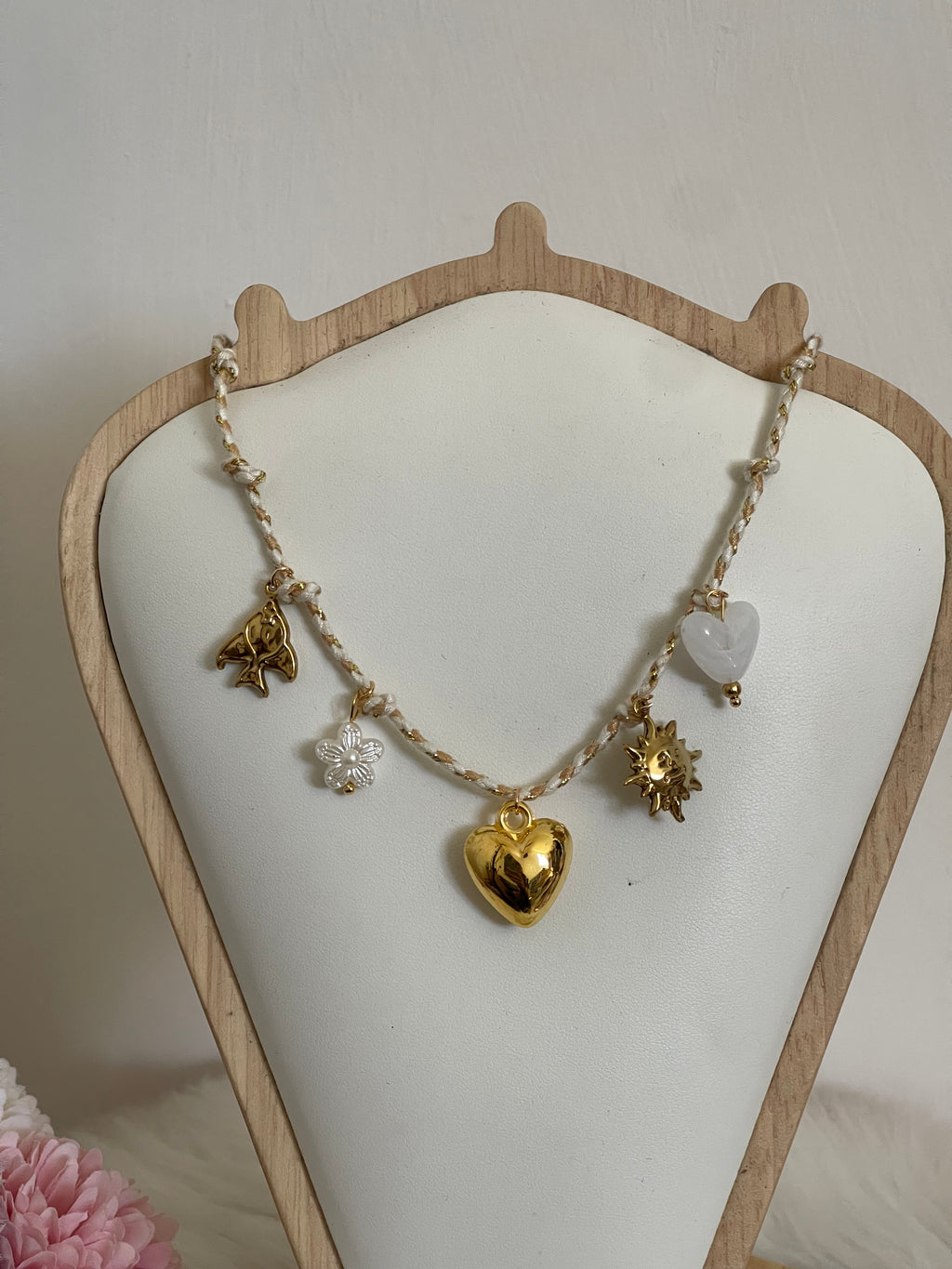 Collana Aura Summer Charm Estiva in Acciaio Inossidabile - Girocollo Cordino Intrecciato Bianco e Oro con Ciondoli Sole, Cuore e Fiore