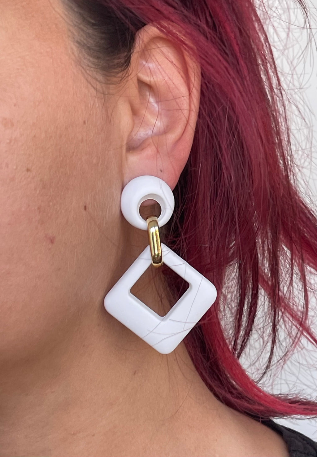 Orecchini Vetra Geometrici Bianchi con Dettaglio Dorato – Eleganza Moderna per Ogni Occasione