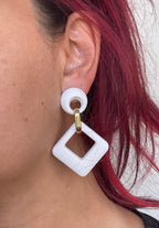 Orecchini Vetra Geometrici Bianchi con Dettaglio Dorato – Eleganza Moderna per Ogni Occasione