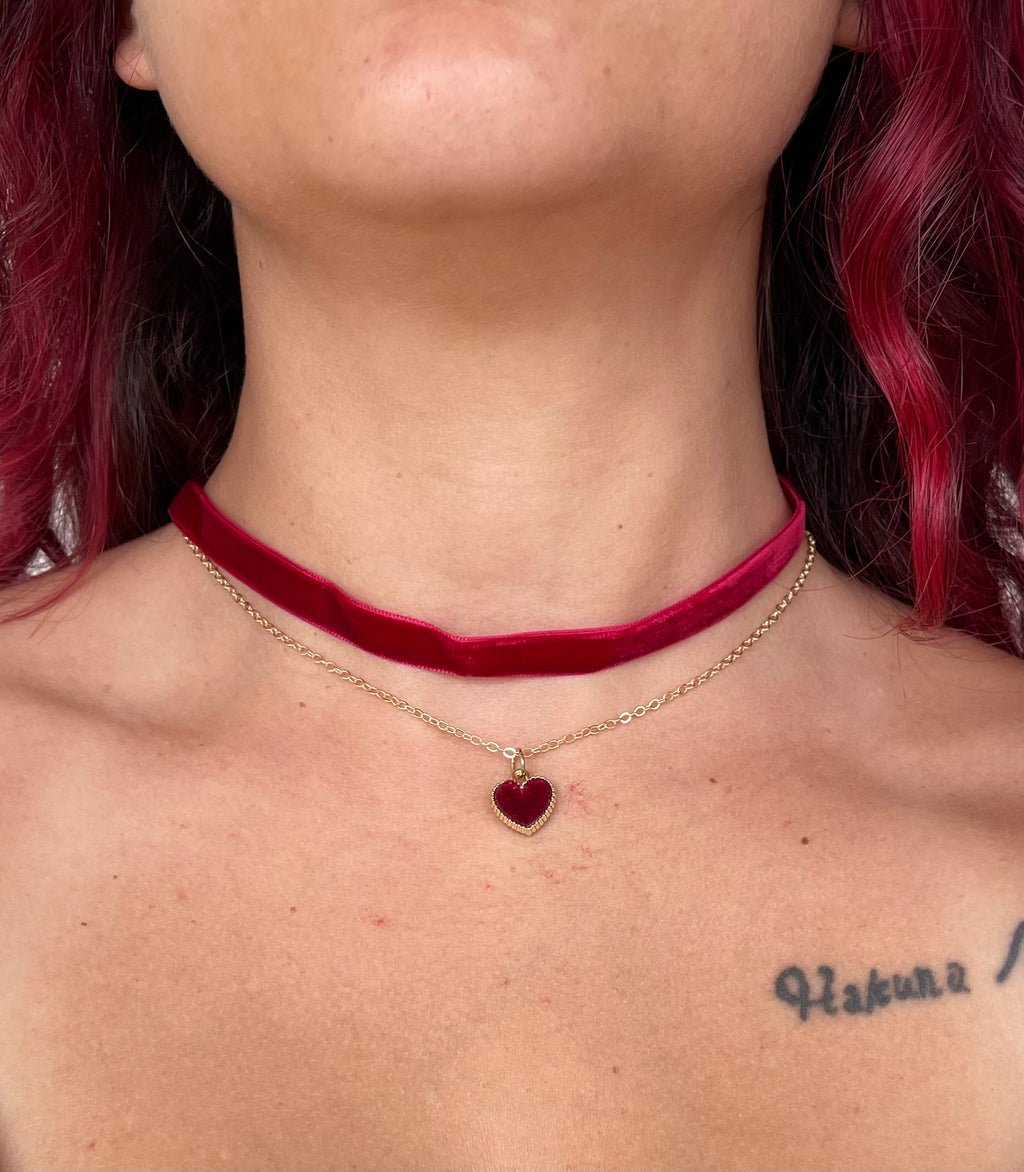 Girocollo in Velluto Rosso con Ciondolo a Cuore Catenina Oro