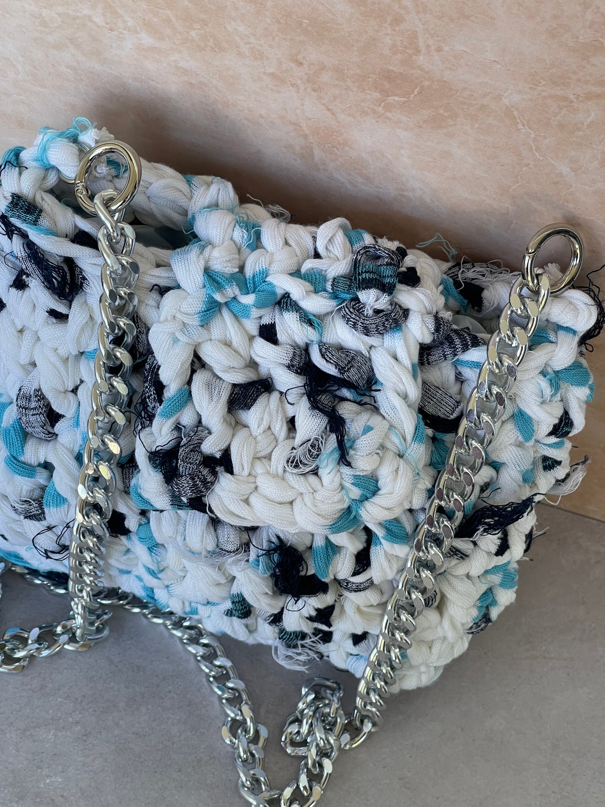 Borsa Onda Bianca Artigianale Unica in Fettuccia – Realizzata a Mano con Tracolla in Catena