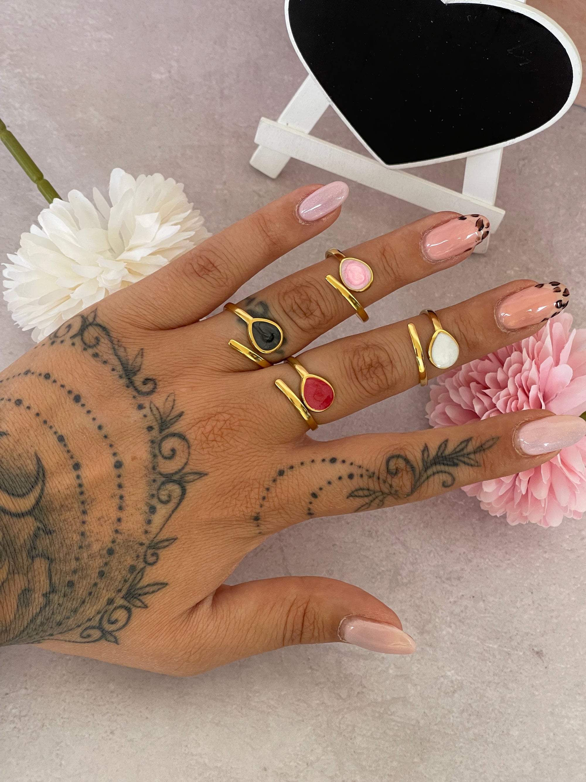 Anelli Lunaria regolabili in acciaio dorato con effetto pietre colorate – Eleganza e stile personalizzabile