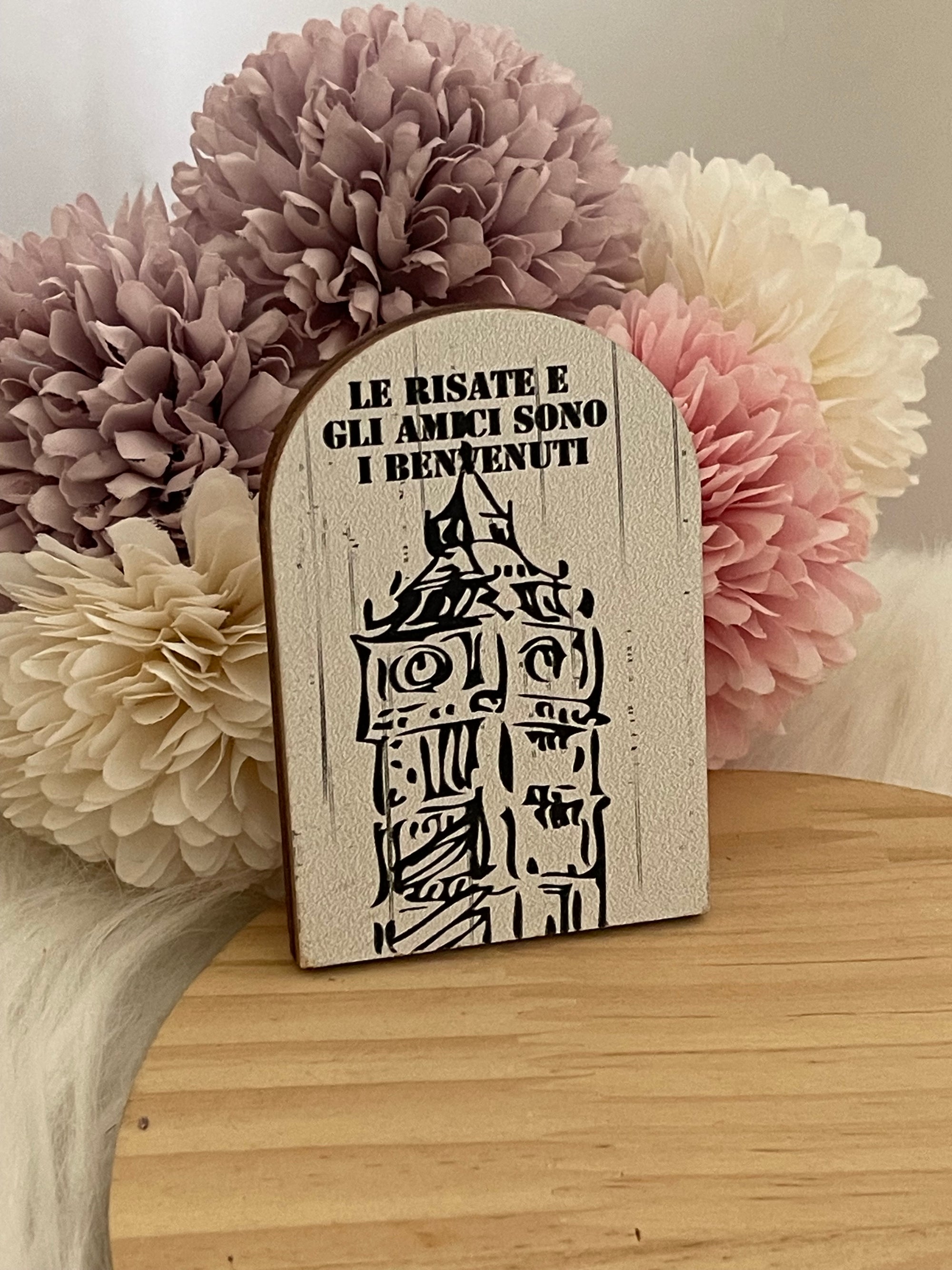 Calamita da Frigo in Legno con Frase "Amici e Risate" – Design Vintage Shabby Chic