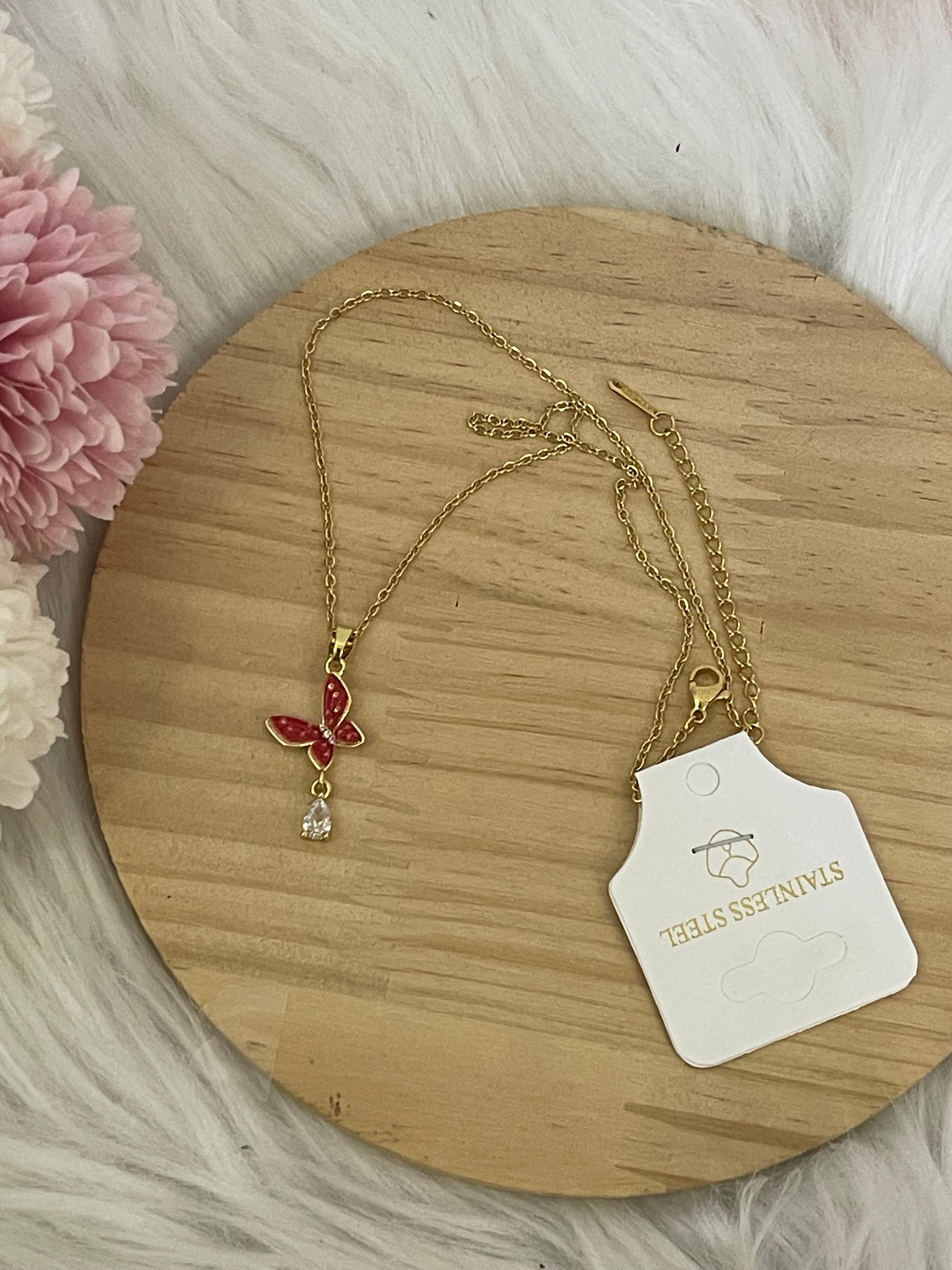 Collana Metamorfosi in Acciaio Dorato con Farfalla e Punto Luce