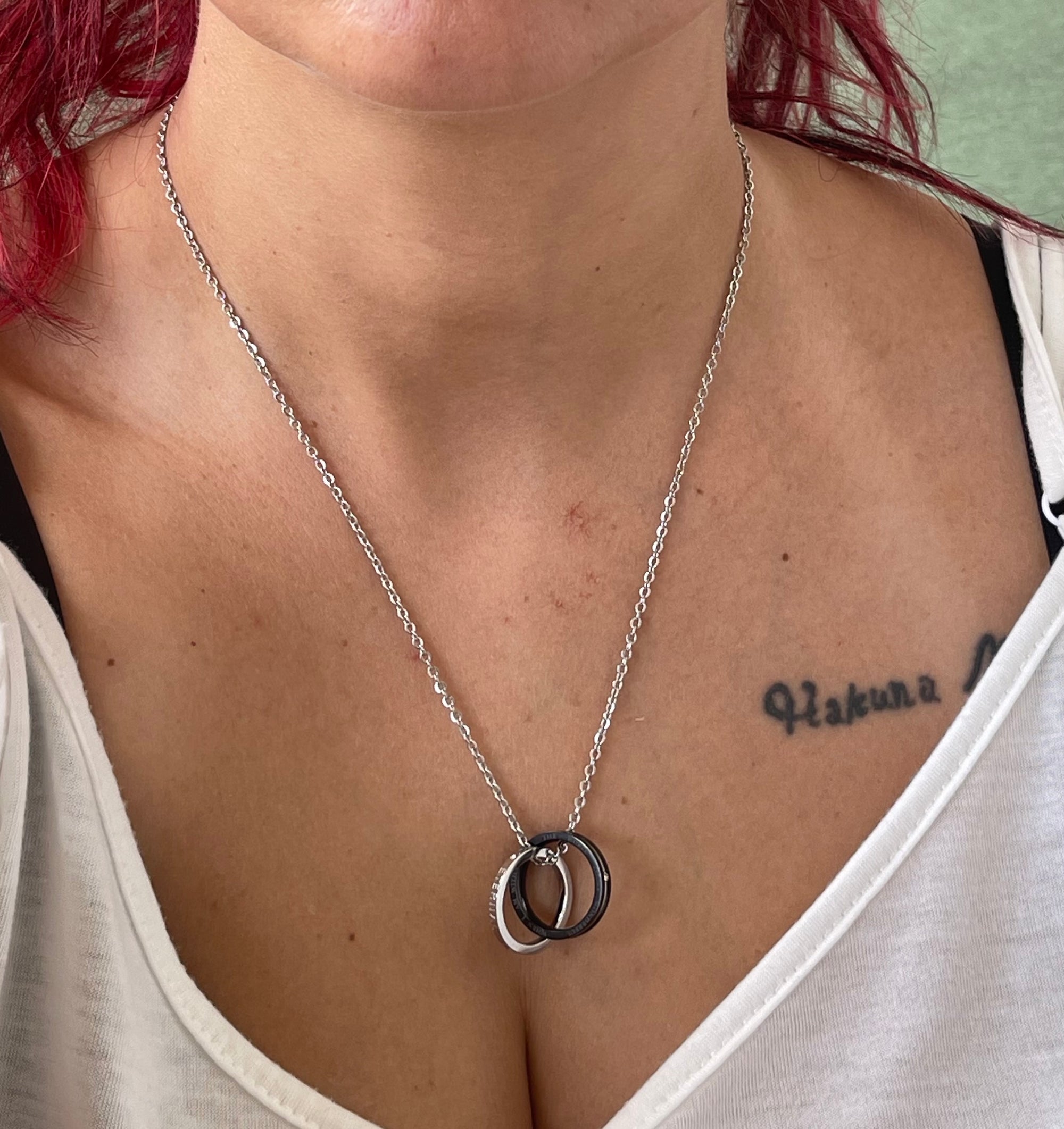 Collana Armonia Doppio Anello Intrecciato in Acciaio Inossidabile – Argento/Oro Rosa o Argento/Nero