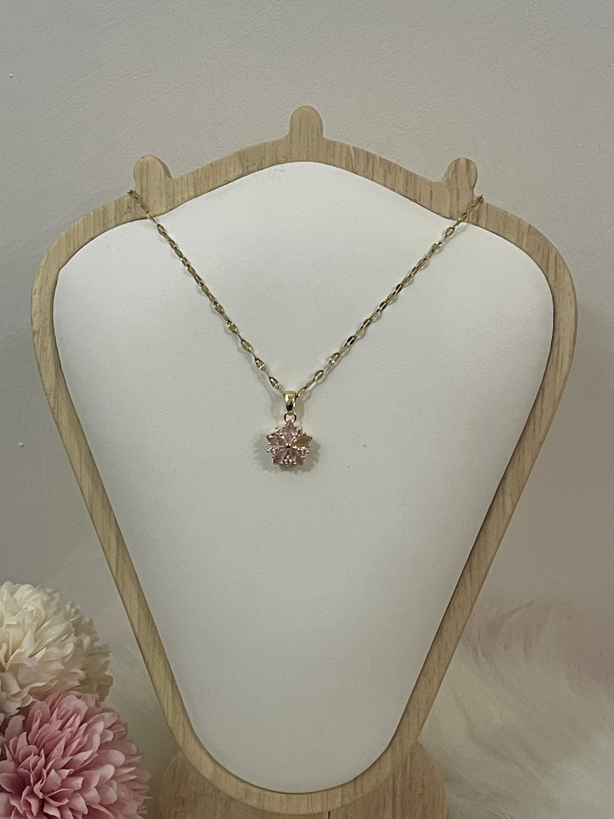 Collana Ninfea Donna in Acciaio Inossidabile Oro con Pendente Floreale – Gioiello Raffinato Anallergico