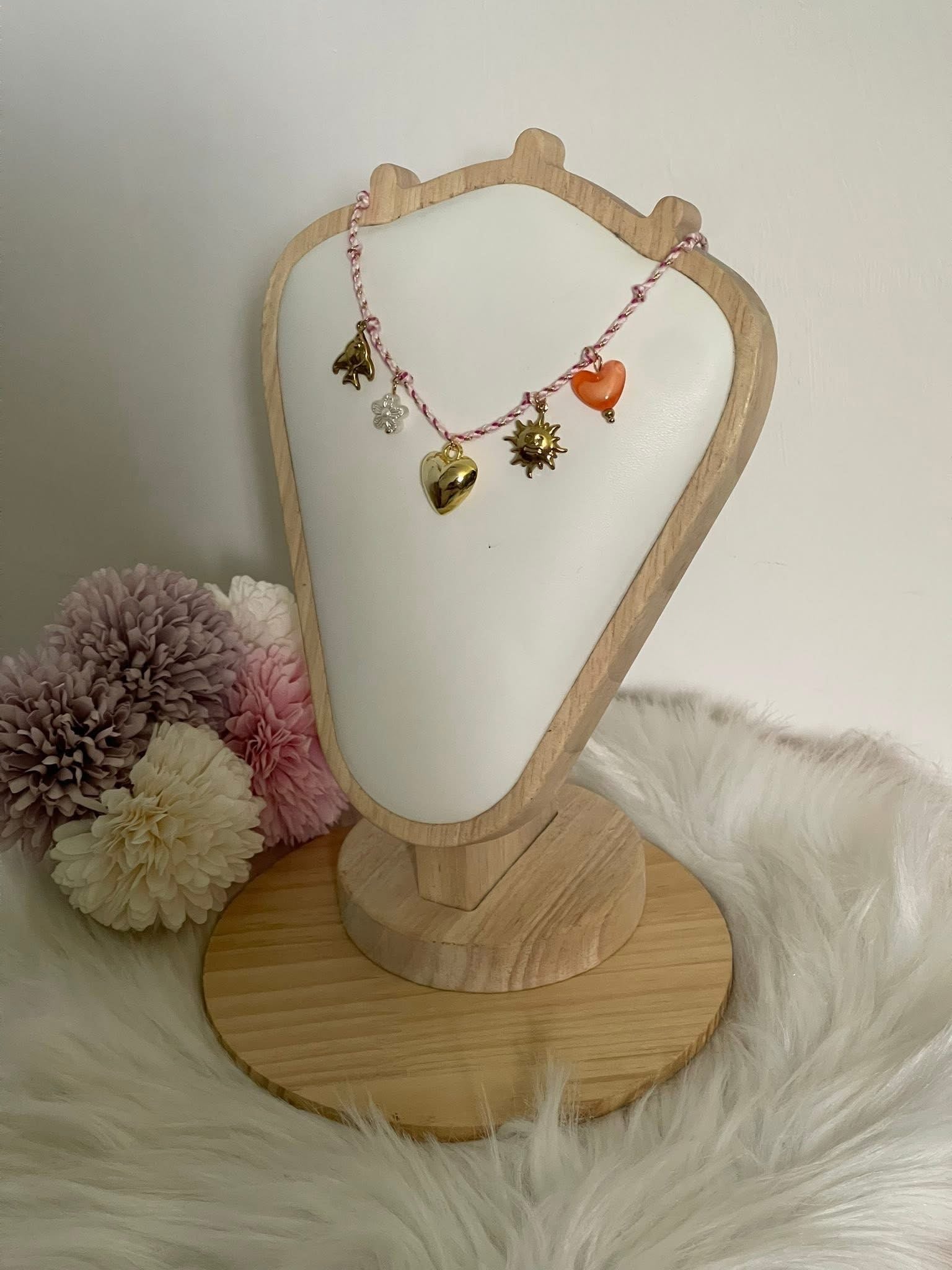 Collana Aura Summer Charm Estiva in Acciaio Inossidabile - Girocollo Cordino Intrecciato Rosa con Ciondoli Sole, Cuore e Fiore