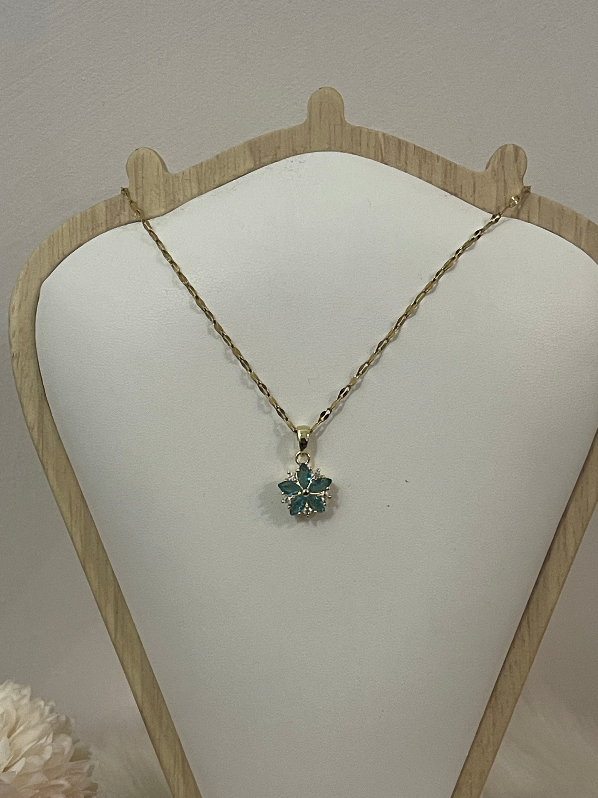 Collana Ninfea Donna in Acciaio Inossidabile Oro con Pendente Floreale – Gioiello Raffinato Anallergico