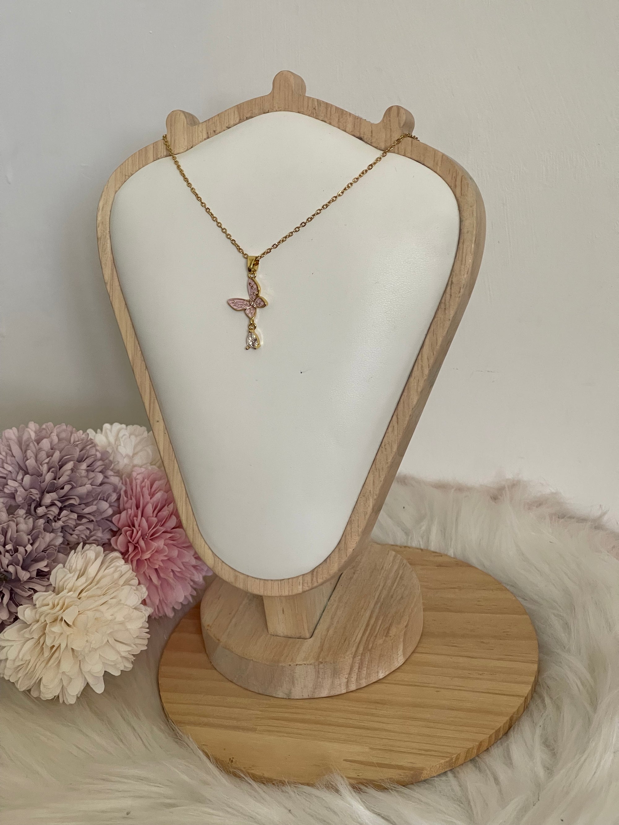 Collana Metamorfosi in Acciaio Dorato con Farfalla e Punto Luce