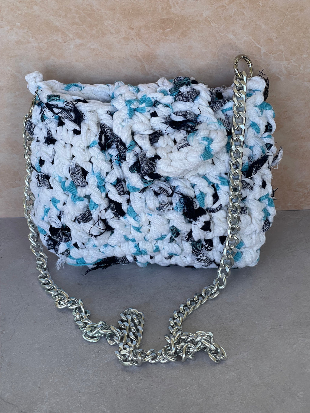 Borsa Onda Bianca Artigianale Unica in Fettuccia – Realizzata a Mano con Tracolla in Catena