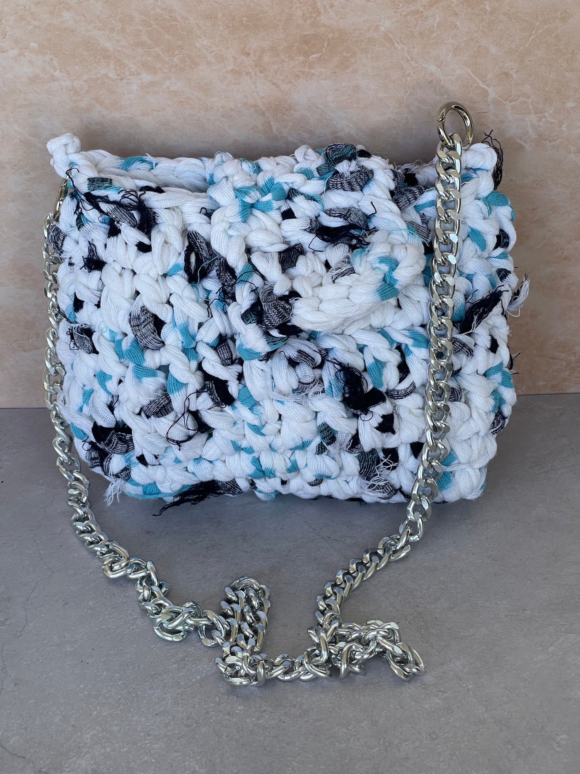 Borsa Onda Bianca Artigianale Unica in Fettuccia – Realizzata a Mano con Tracolla in Catena