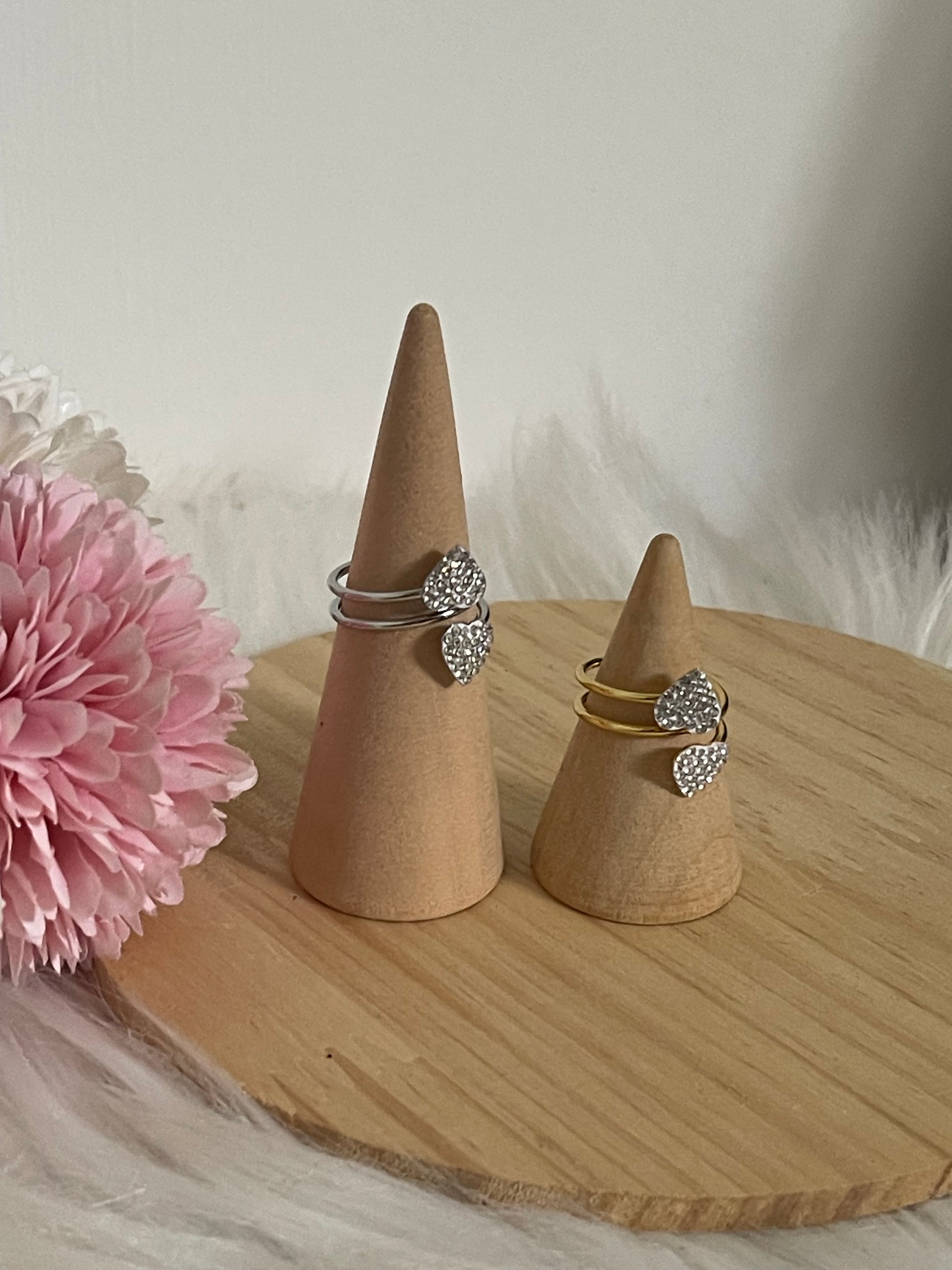 Anello Amabel a Fascia Aperta in Acciaio Inossidabile con Doppio Cuore di Cristalli – Regolabile