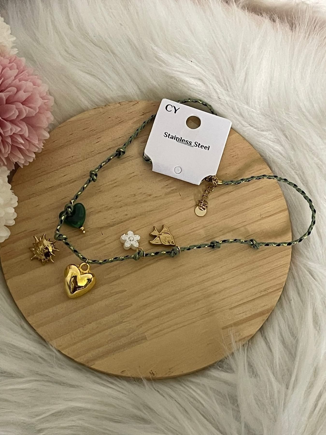 Collana Aura Summer Charm Estiva in Acciaio Inossidabile - Girocollo Cordino Intrecciato Verde con Ciondoli Sole, Cuore e Fiore