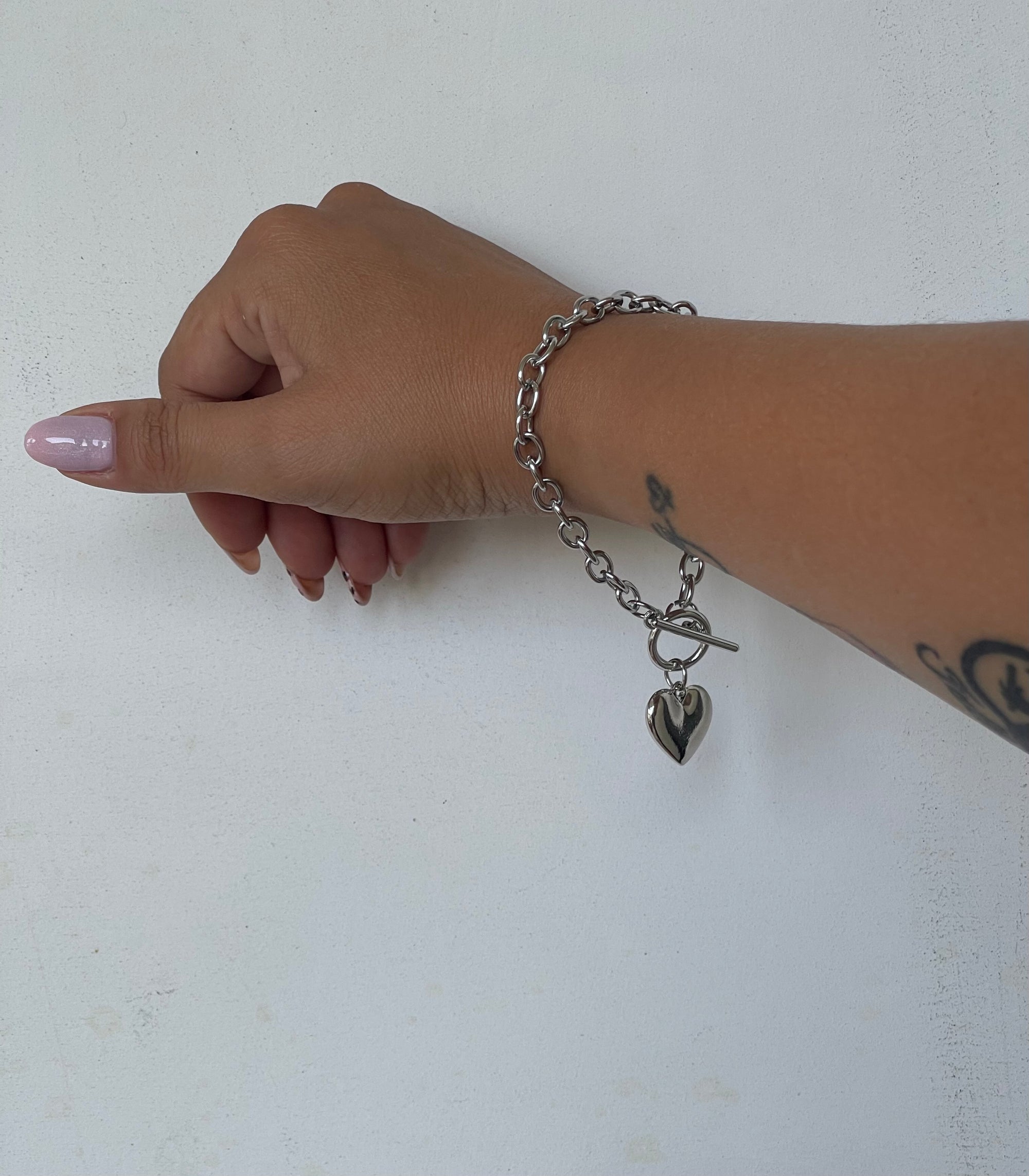 Bracciale Néa in Acciaio con Ciondolo Cuore – Eleganza e Stile per Ogni Occasione