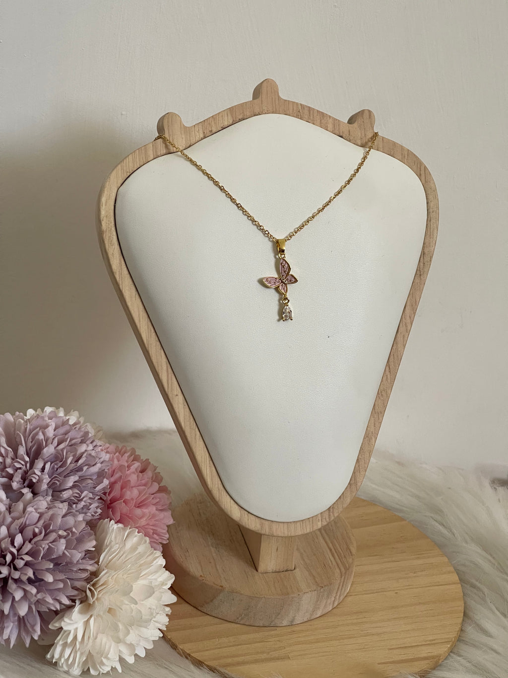 Collana Metamorfosi in Acciaio Dorato con Farfalla e Punto Luce
