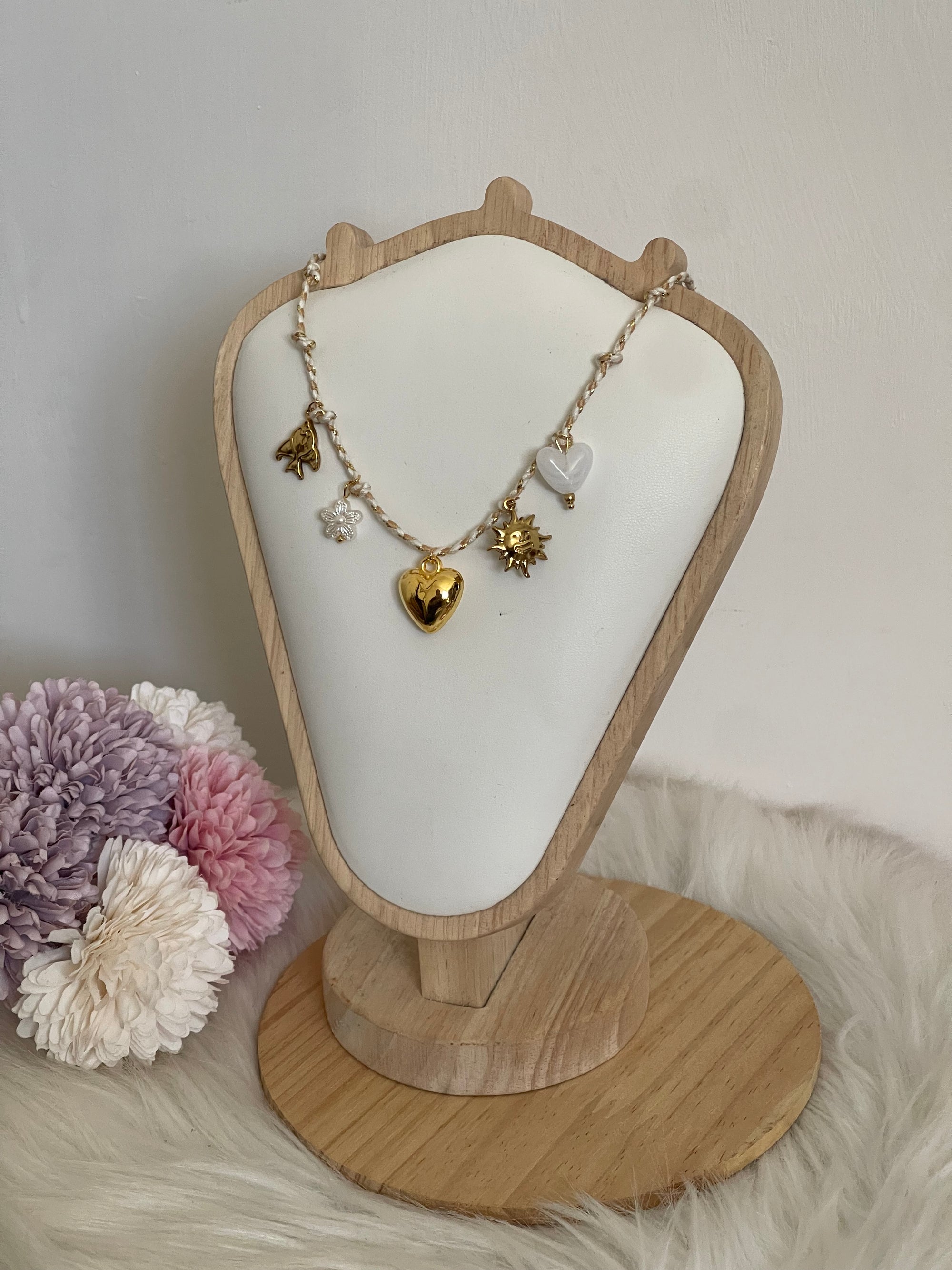 Collana Aura Summer Charm Estiva in Acciaio Inossidabile - Girocollo Cordino Intrecciato Bianco e Oro con Ciondoli Sole, Cuore e Fiore