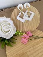 Orecchini Vetra Geometrici Bianchi con Dettaglio Dorato – Eleganza Moderna per Ogni Occasione