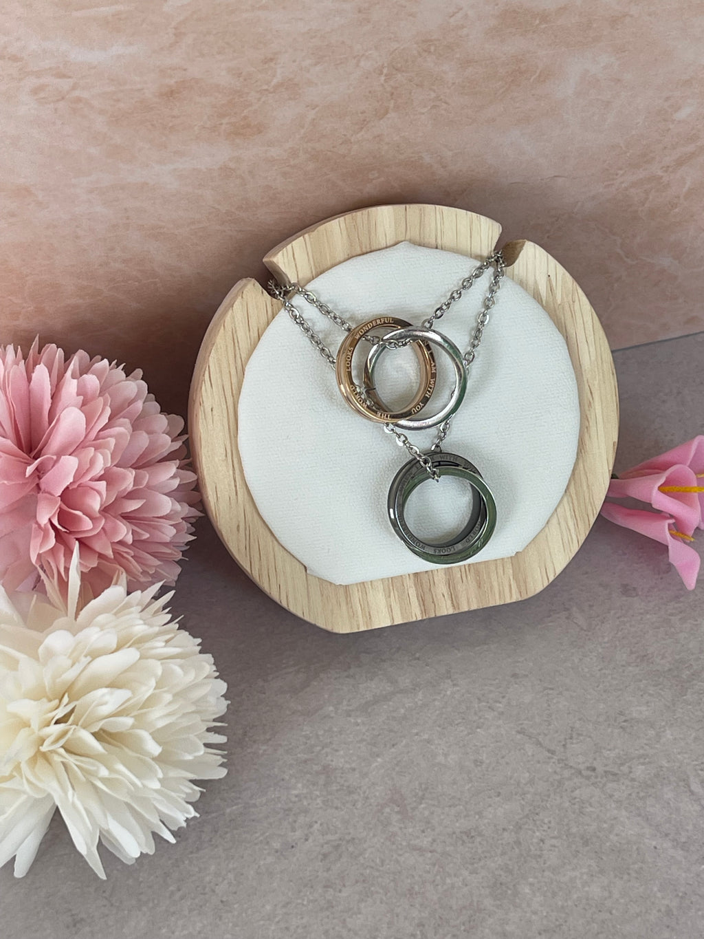 Collana Armonia Doppio Anello Intrecciato in Acciaio Inossidabile – Argento/Oro Rosa o Argento/Nero