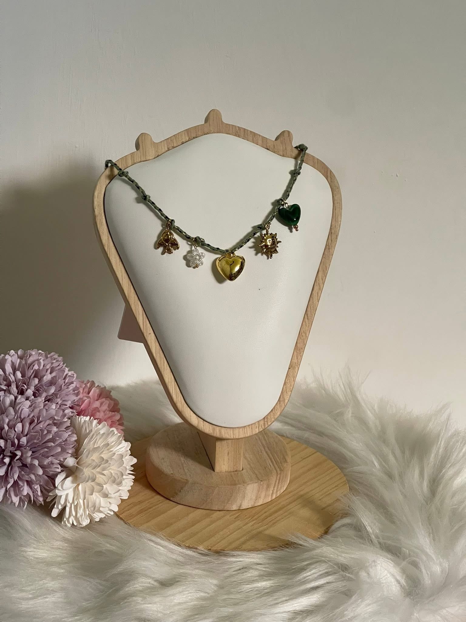 Collana Aura Summer Charm Estiva in Acciaio Inossidabile - Girocollo Cordino Intrecciato Verde con Ciondoli Sole, Cuore e Fiore