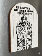 Calamita da Frigo in Legno con Frase "Amici e Risate" – Design Vintage Shabby Chic