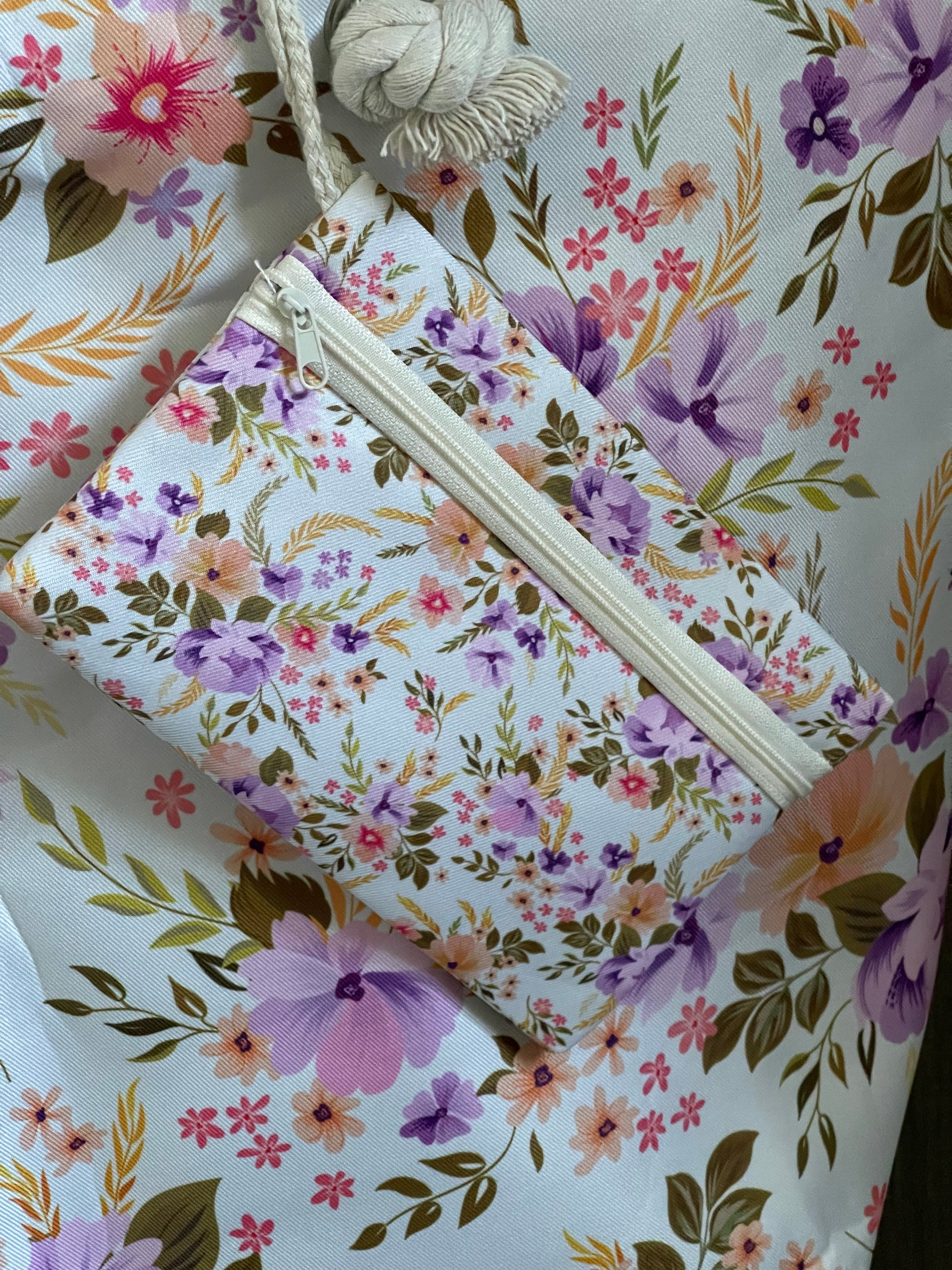 Borsa Mare Grande e Capiente con Cerniera e Pochette | Fantasia Floreale Viola