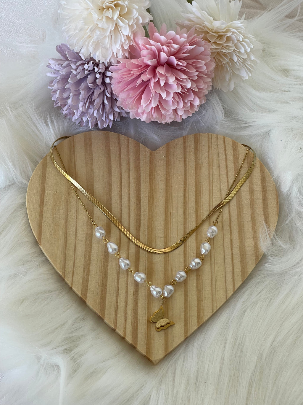 Collana Lyra in Acciaio Dorato con Perle Barocche e Ciondolo Farfalla