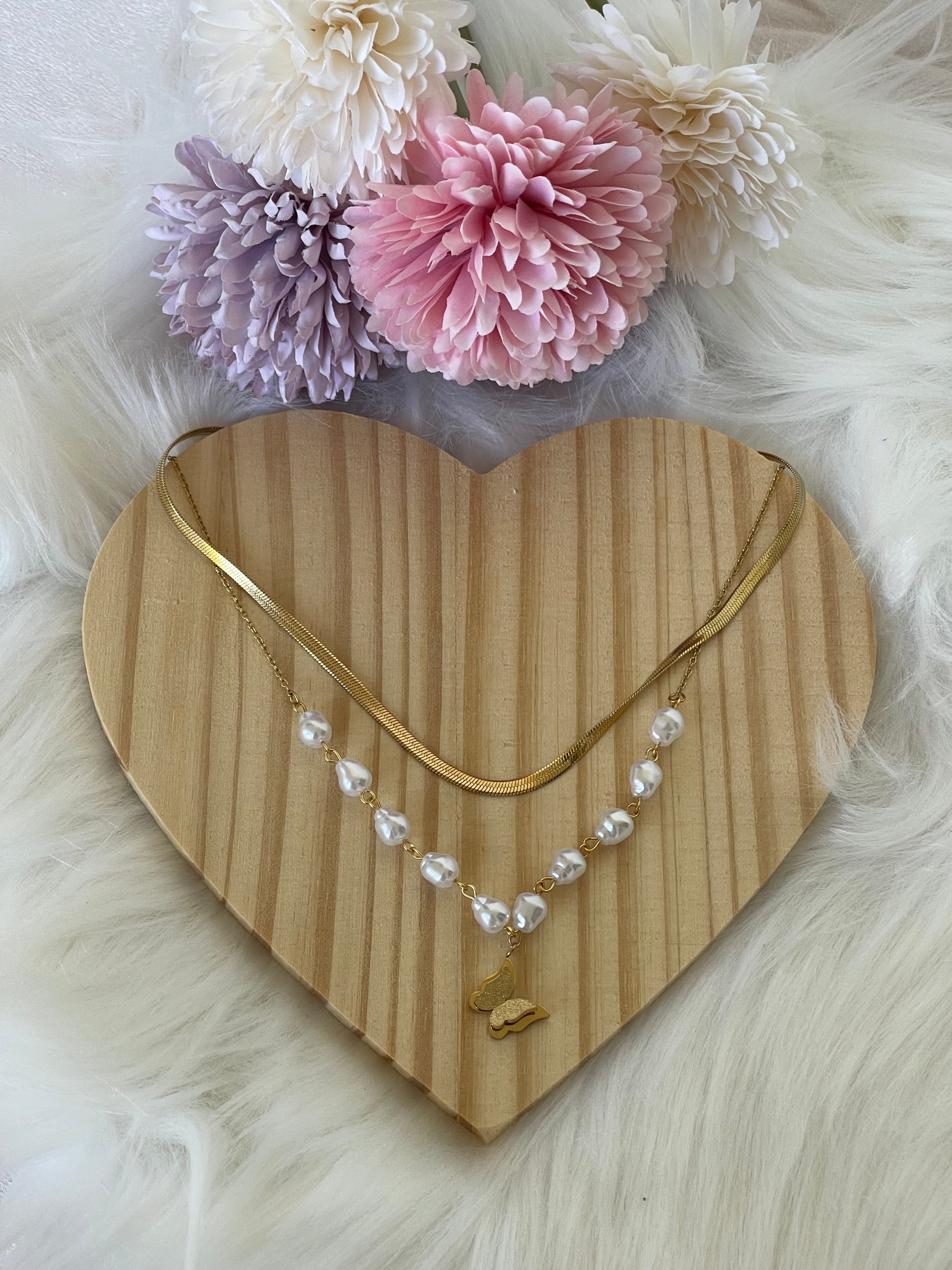 Collana Lyra in Acciaio Dorato con Perle Barocche e Ciondolo Farfalla