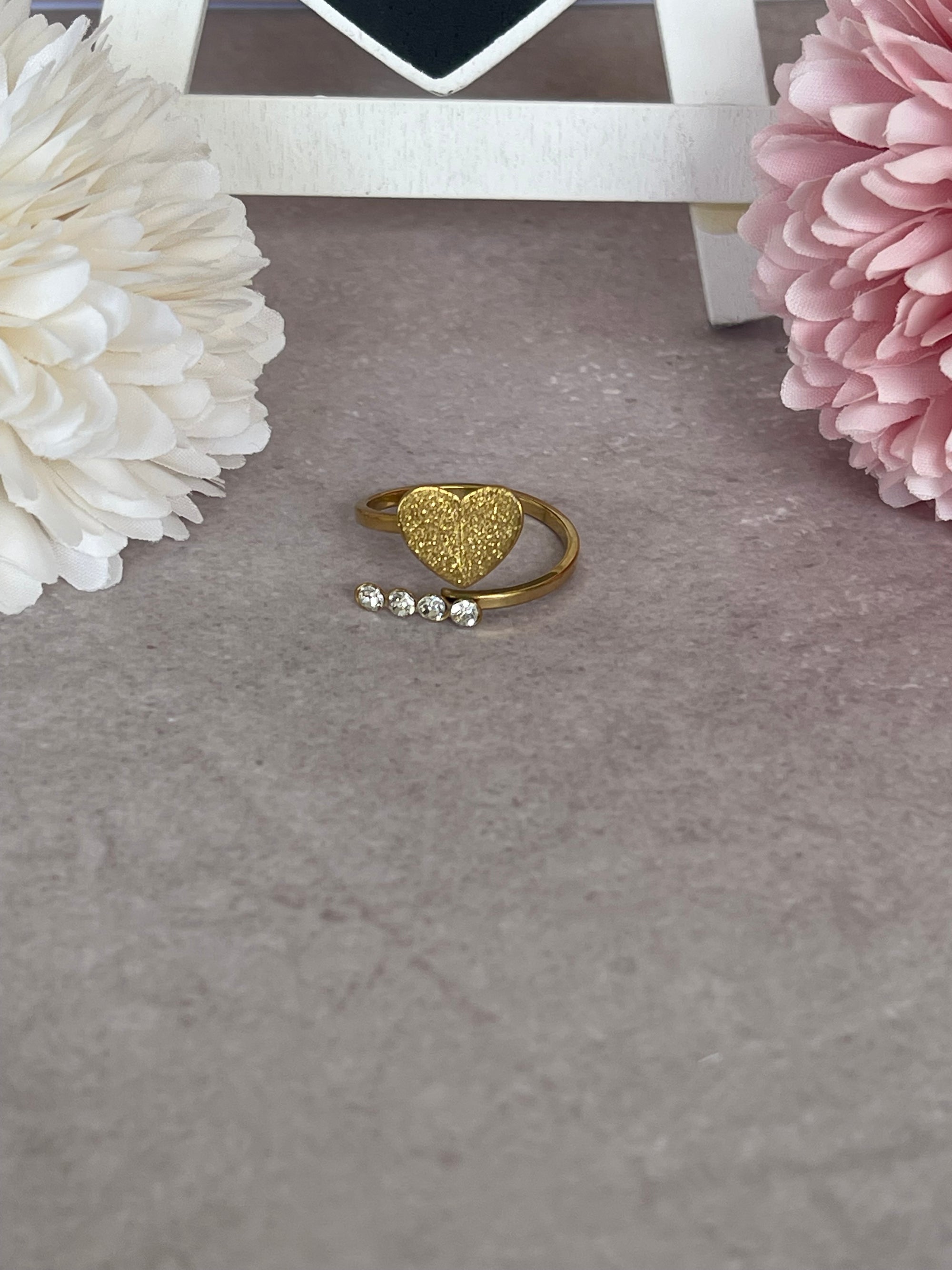 Anello Aurélie in Acciaio Inossidabile Oro con Cuore Glitter e Zirconi – Eleganza e Carisma in un Solo Gioiello