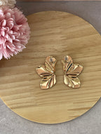 Orecchini Aurora Blossom in Acciaio Inossidabile Fiore Rosa – Eleganti Petali Lucidi con Finitura Dorata