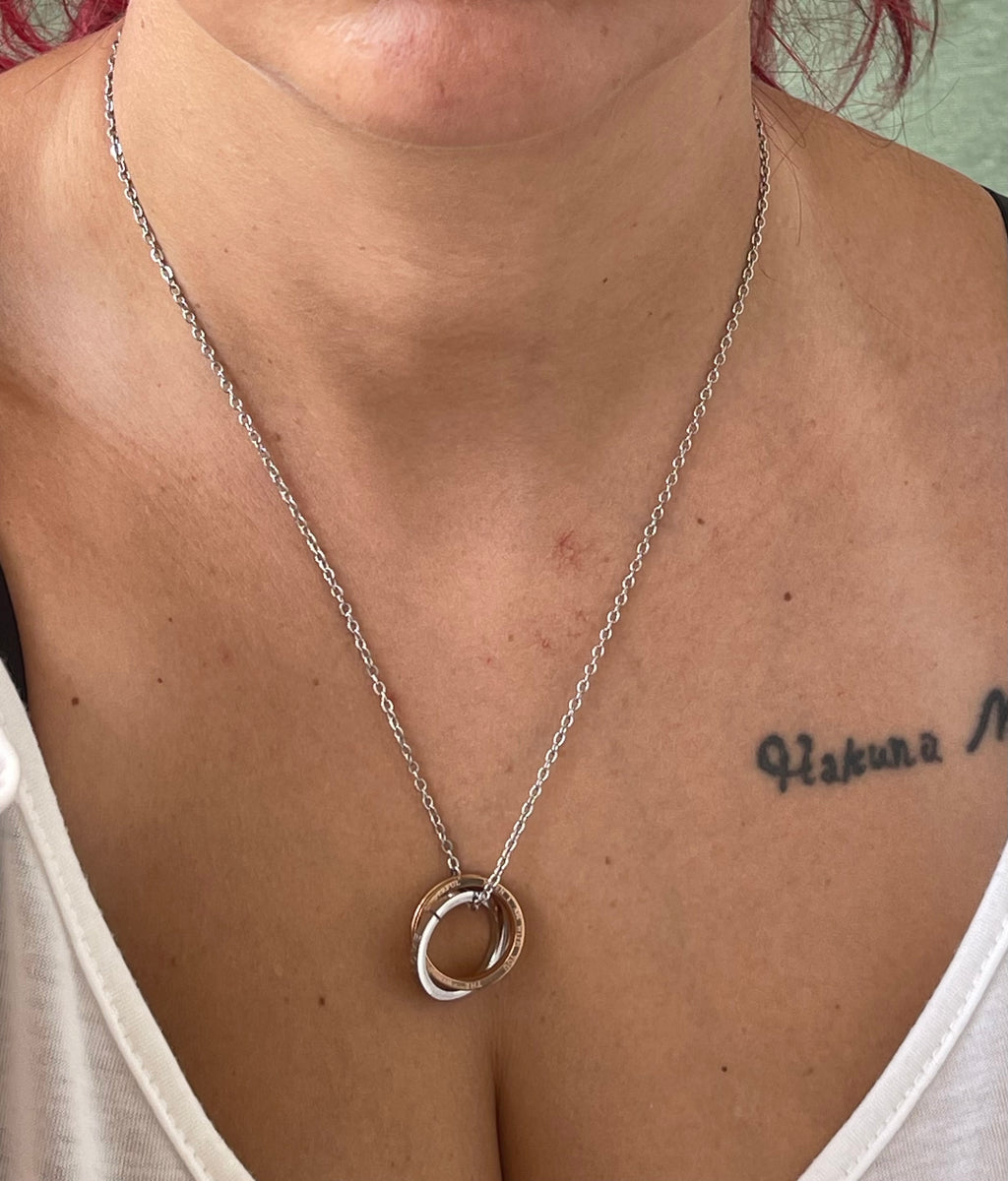 Collana Armonia Doppio Anello Intrecciato in Acciaio Inossidabile – Argento/Oro Rosa o Argento/Nero